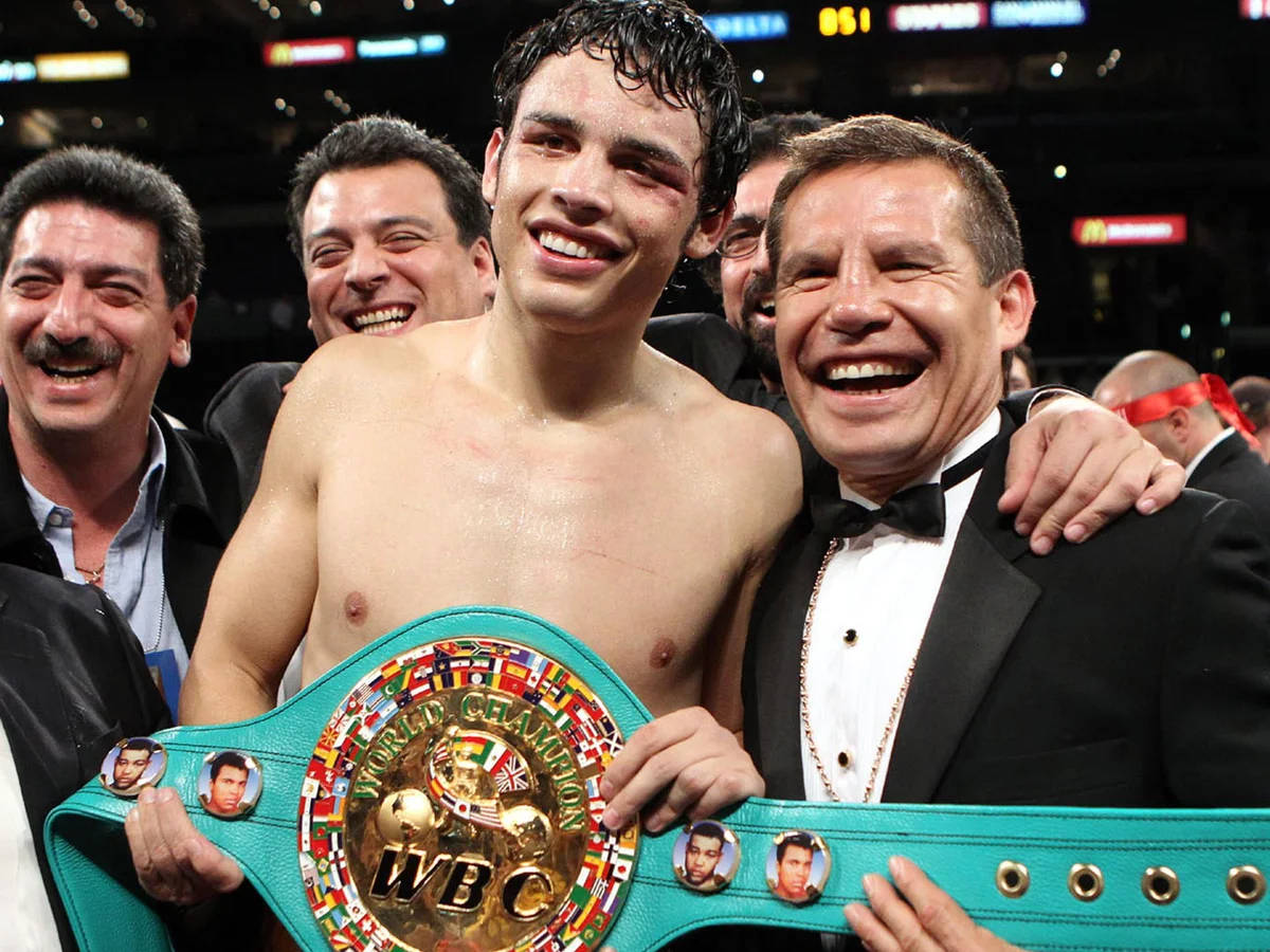 Julio Cesar Chavez, turquoise WBC championship belt, brightly lit arena, SD Desktop Wallpaper