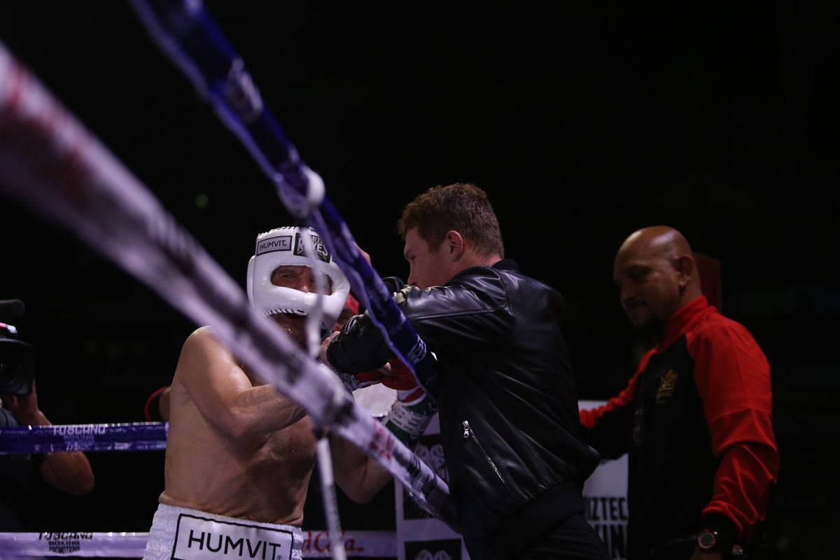 Julio Cesar Chavez, white helmet, dimly lit ring, SD Desktop Wallpaper