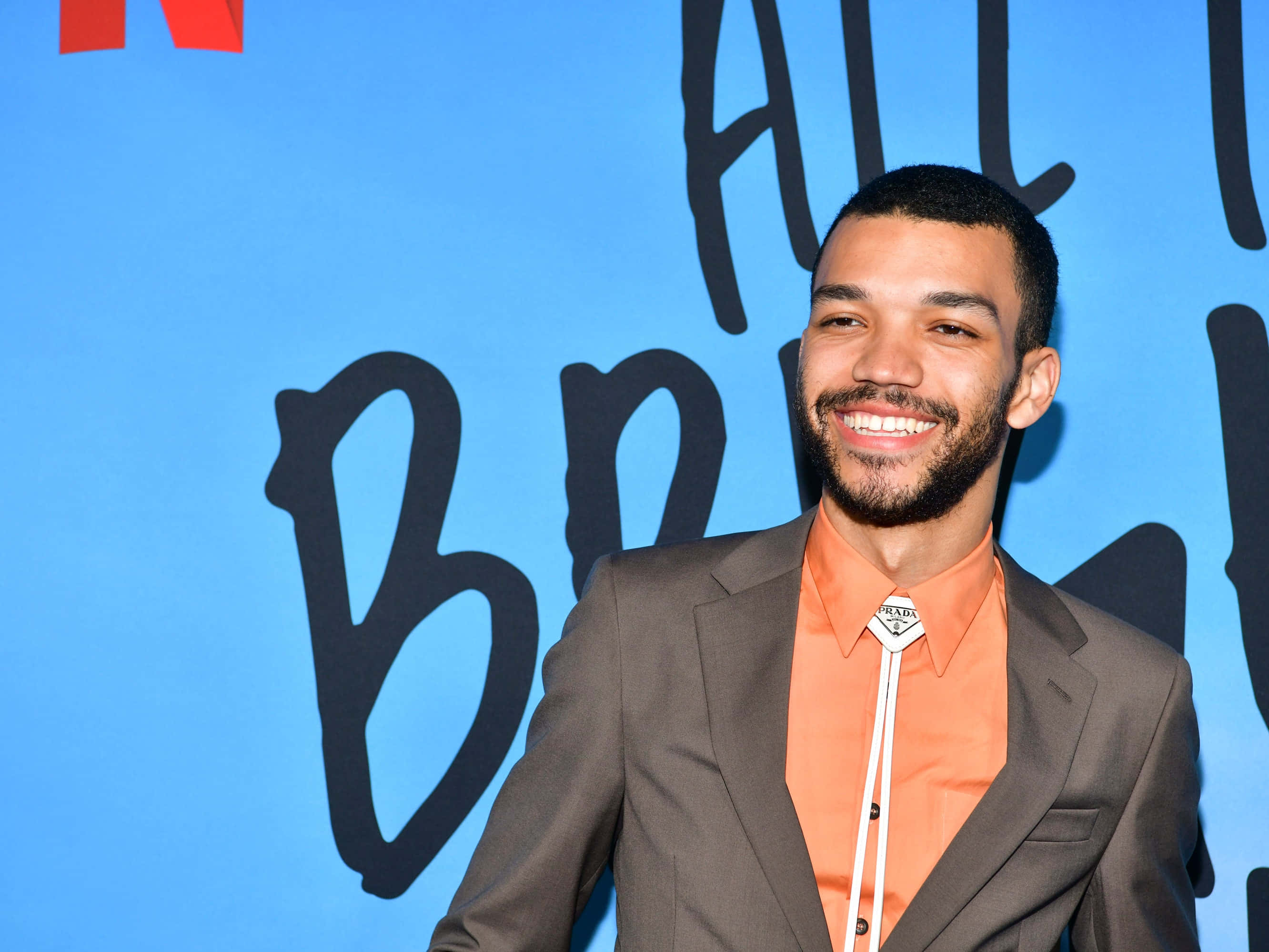 Justice Smith, brown suit, orange shirt, 2K Desktop Wallpaper