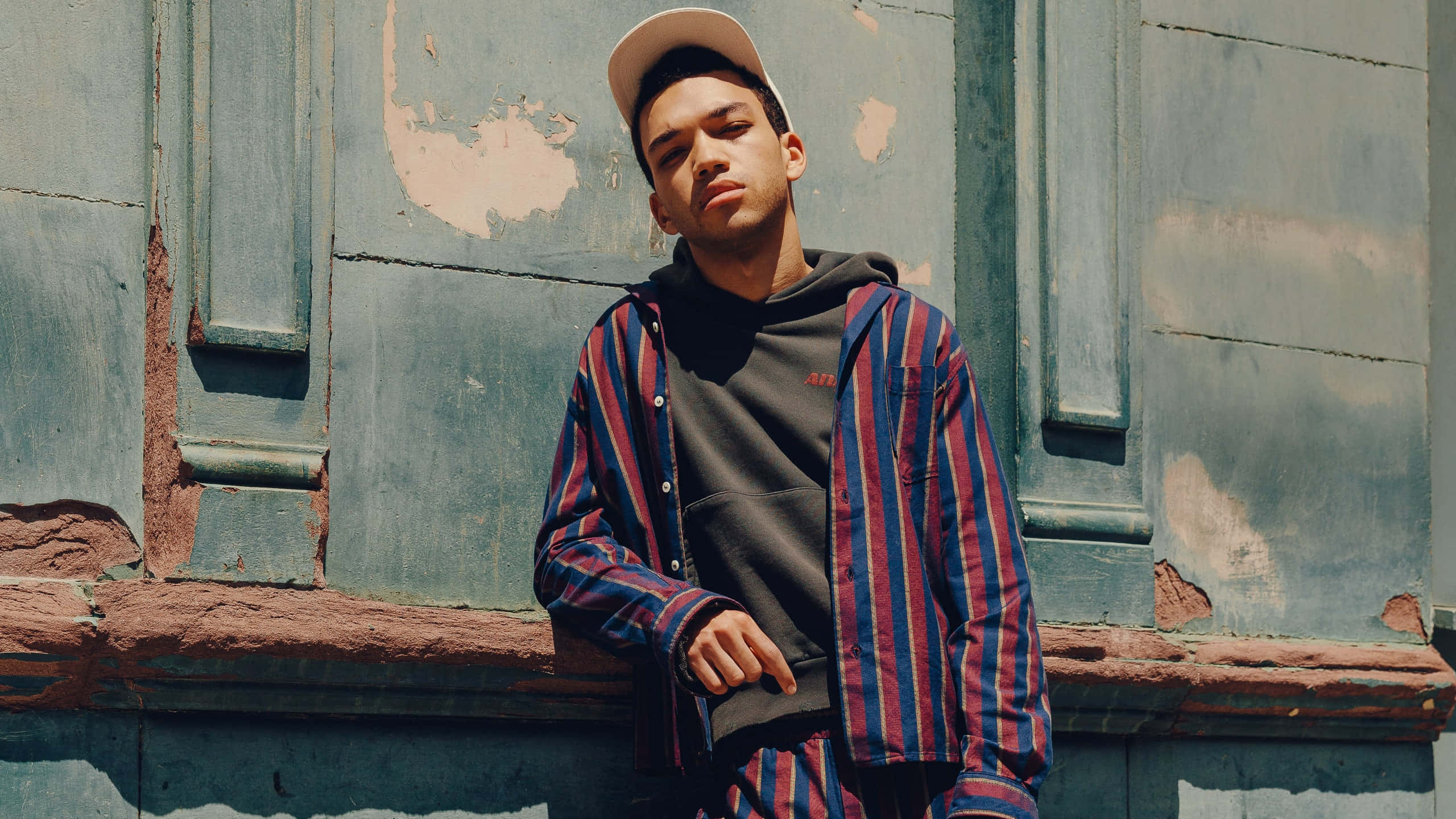 Justice Smith, striped shirt, cap, 2K Desktop Wallpaper