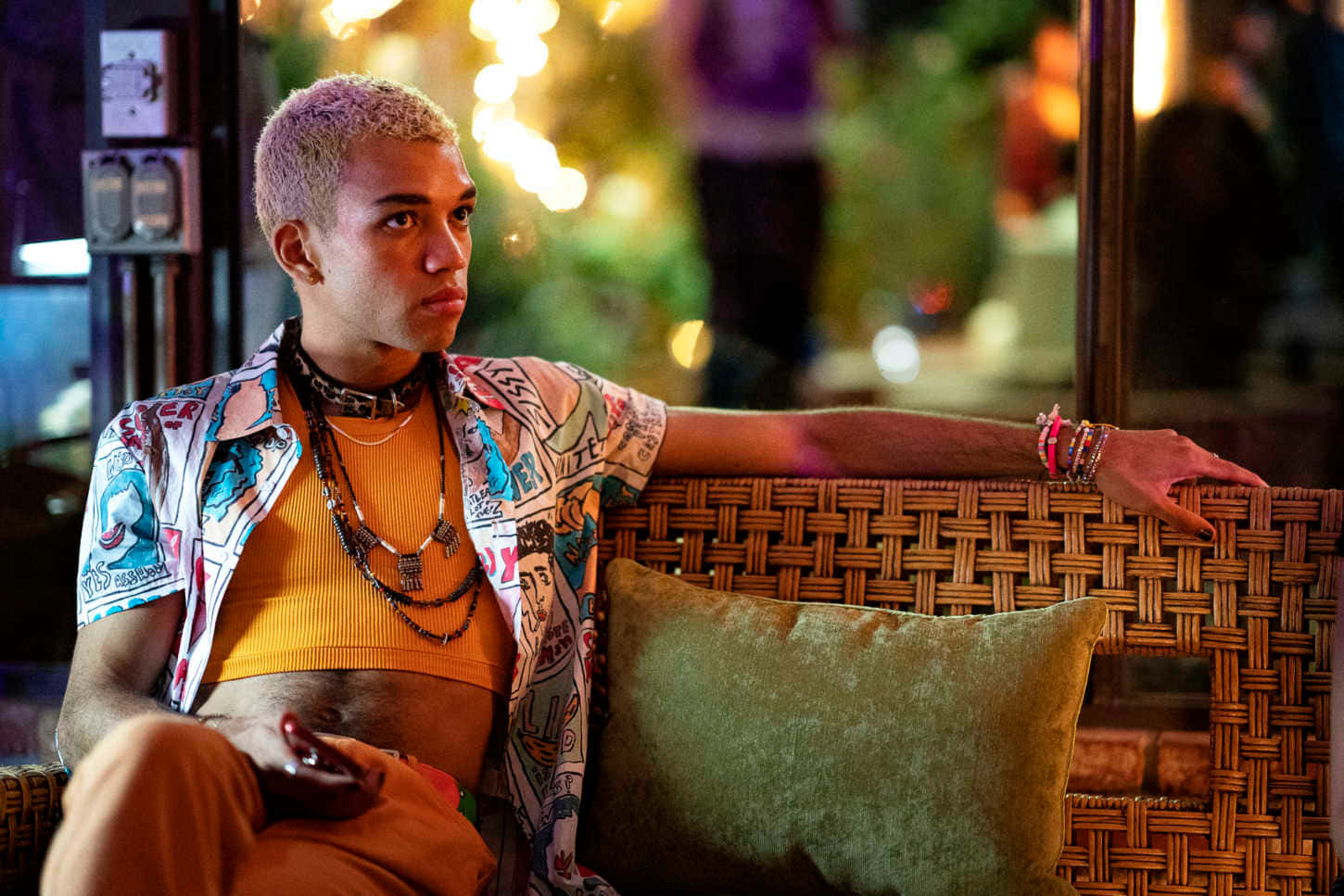 Justice Smith, theatrical pose, wicker couch, HD Desktop Wallpaper