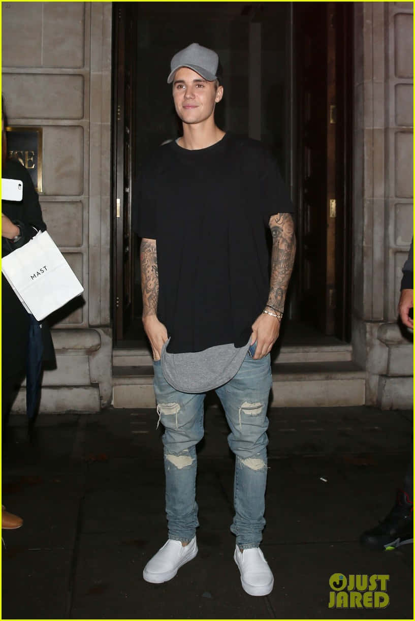 Justin Bieber 2015, black tee, ripped jeans, SD Phone Wallpaper