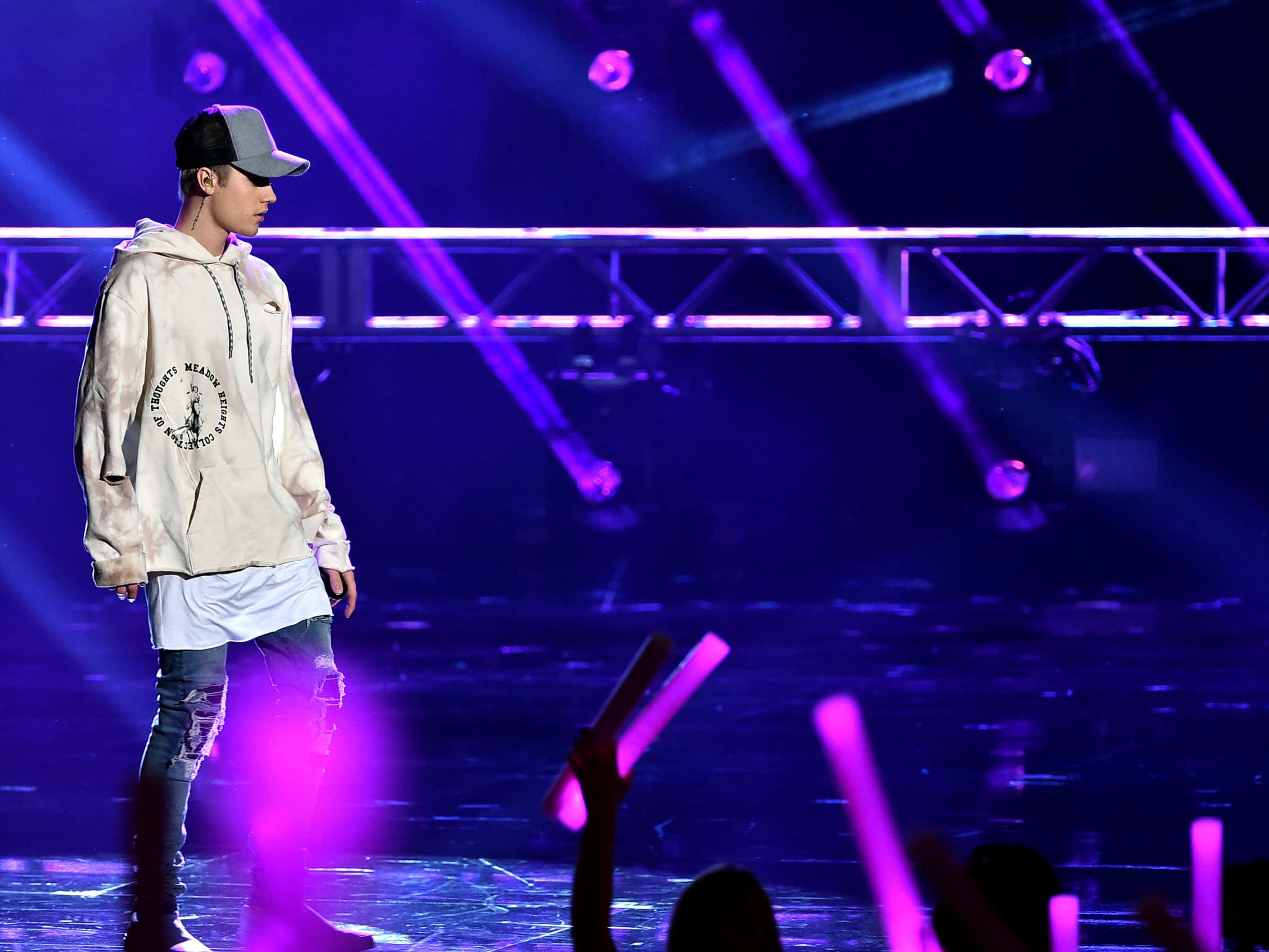 Justin Bieber, 2015, purple-lit stage, 2K Desktop Wallpaper