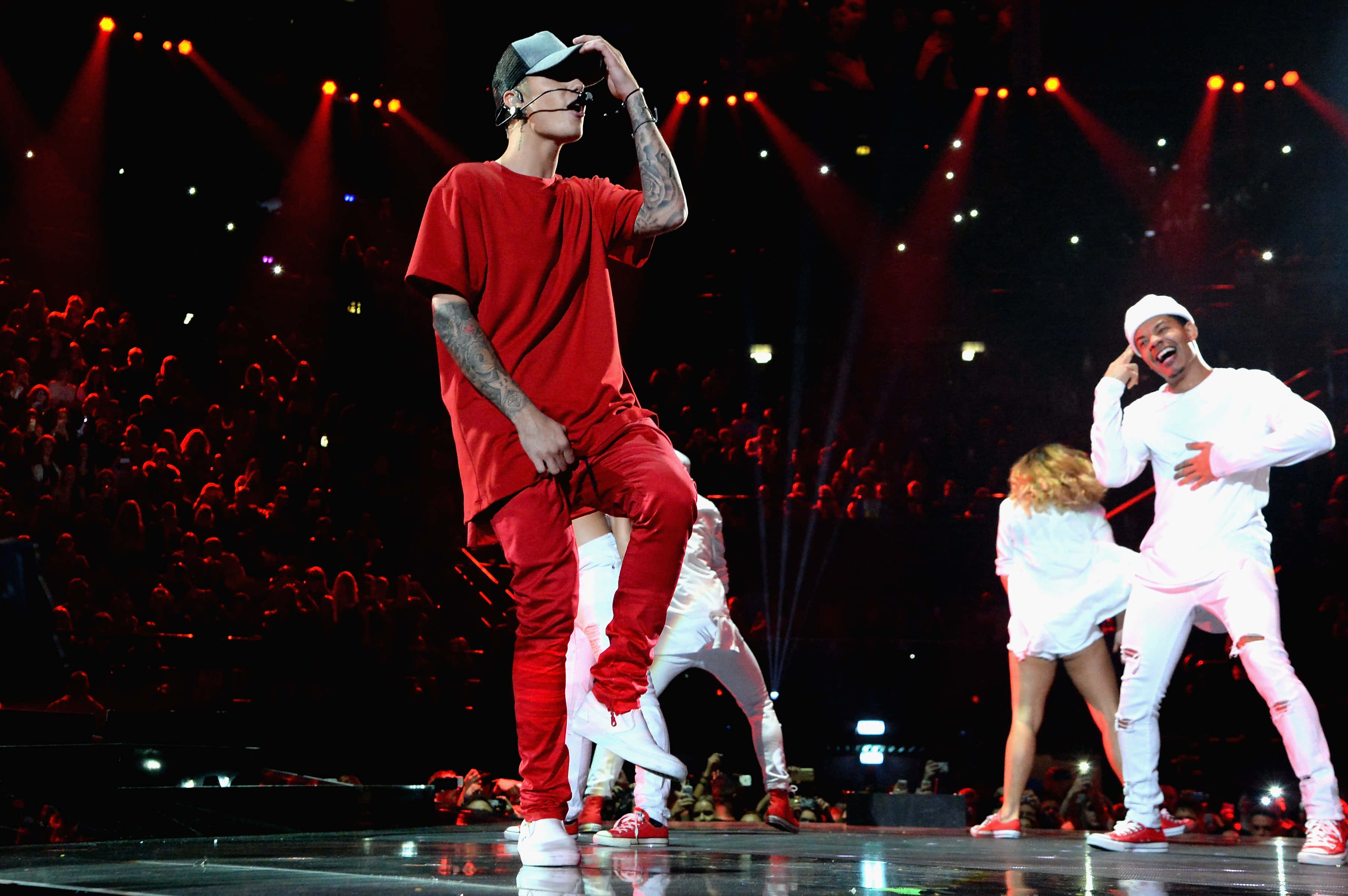 Justin Bieber 2015, red and white outfits, lit stage, 2K Desktop Wallpaper