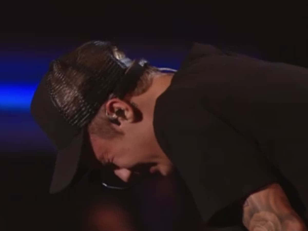 Justin Bieber 2015, black mesh cap, dramatic blue stage lighting, SD Desktop Wallpaper