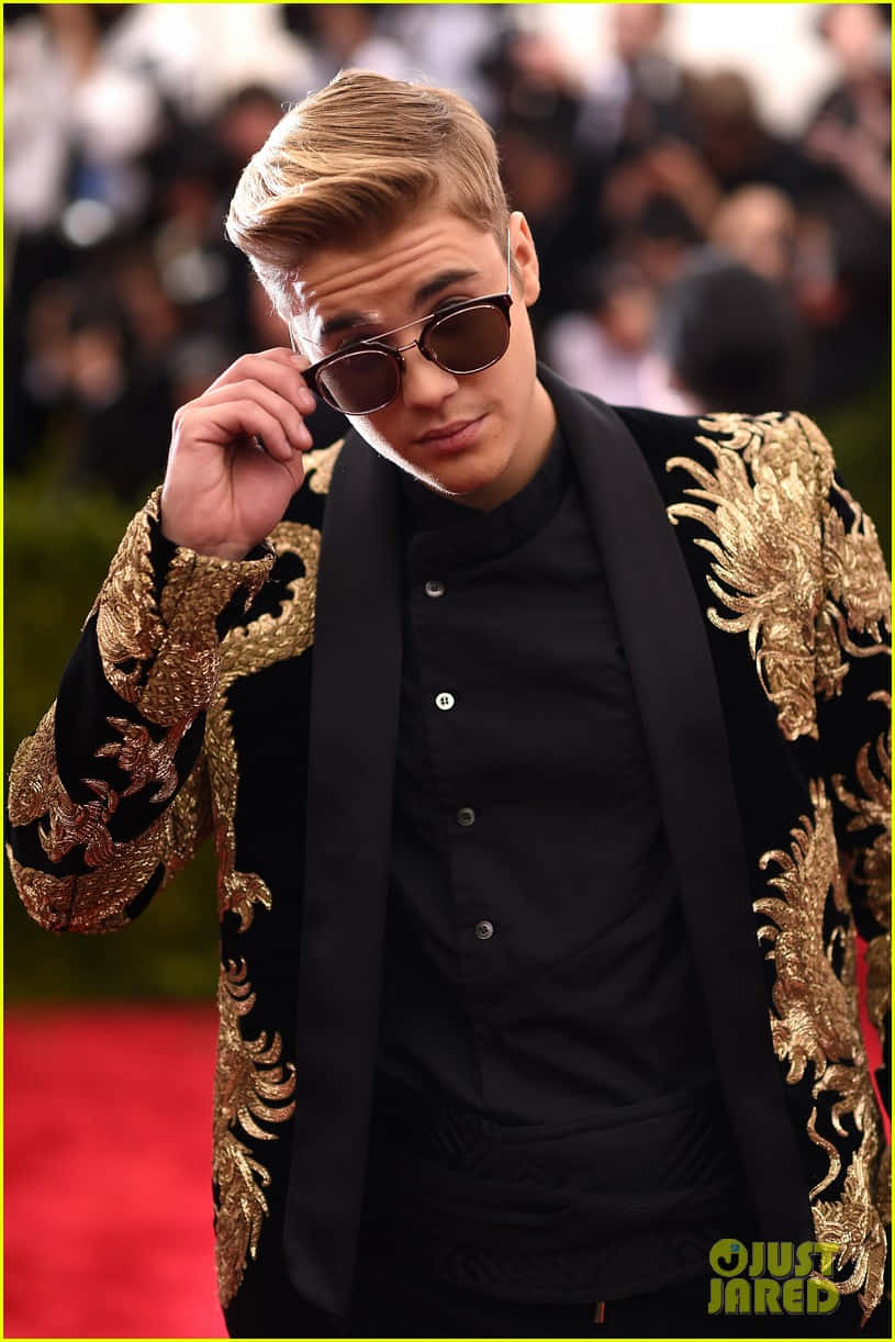 Justin Bieber 2015, red carpet, black and gold dragon-embroidered jacket, SD Phone Wallpaper