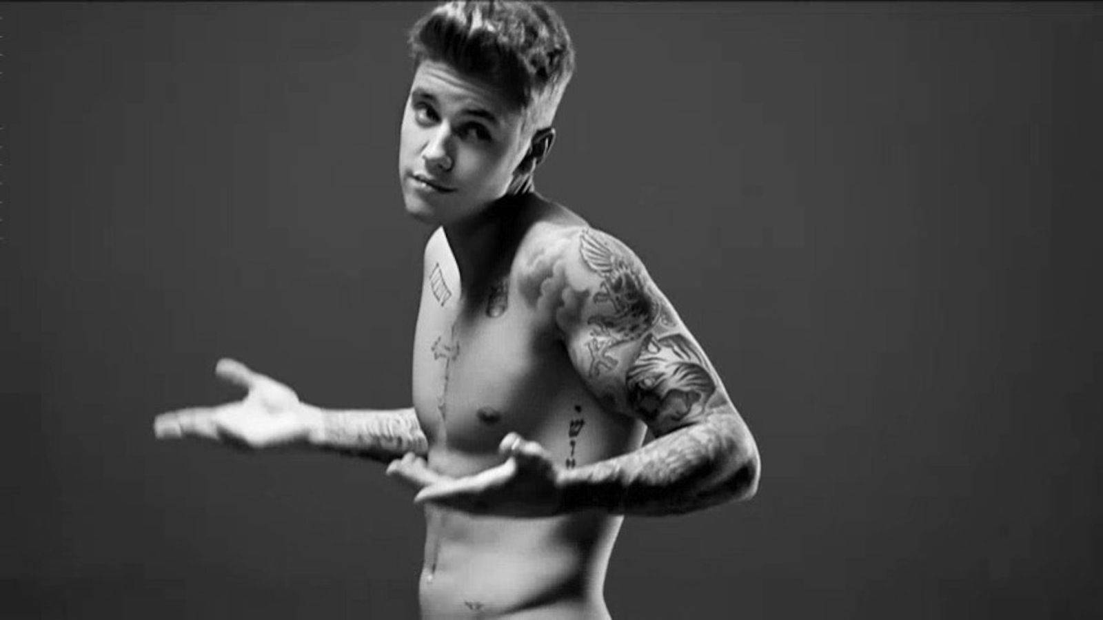 Justin Bieber, tattoos, plain gray background, HD Desktop Wallpaper
