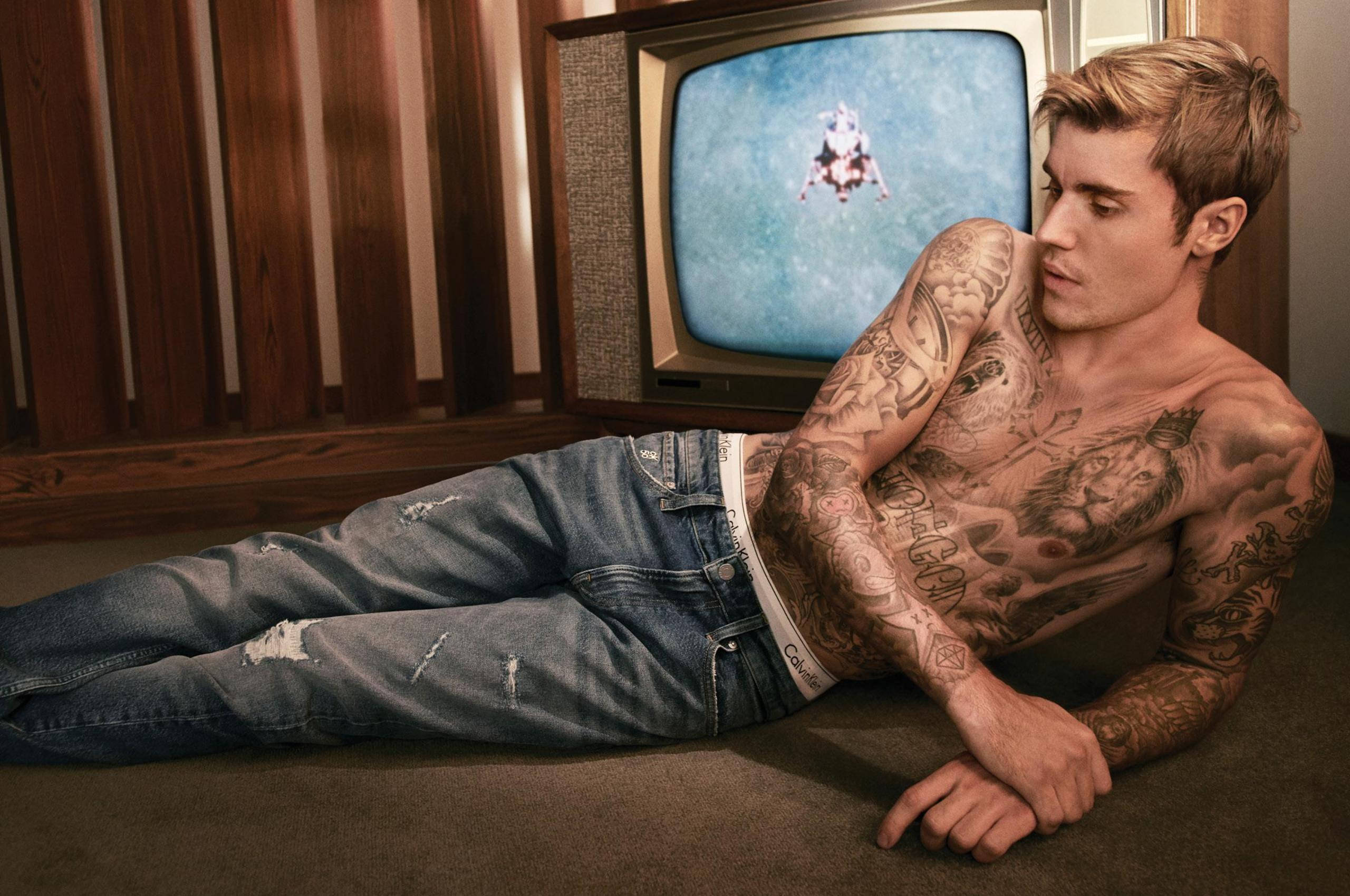 Justin Bieber, vintage TV, floating astronaut, 2K Desktop Wallpaper