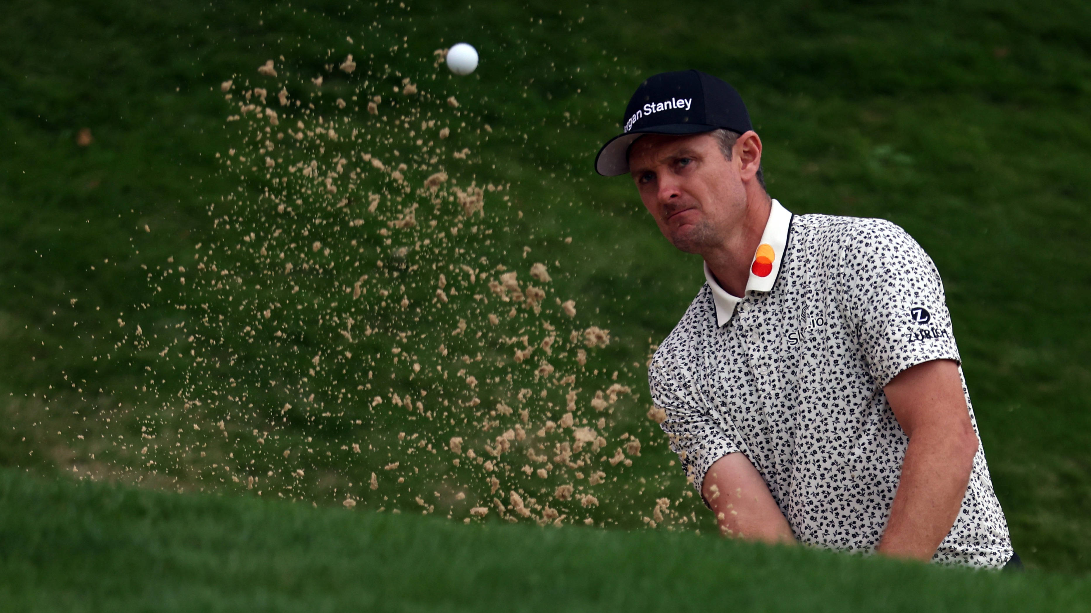Justin Rose, sand wedge, lush green backdrop, 2K Desktop Wallpaper