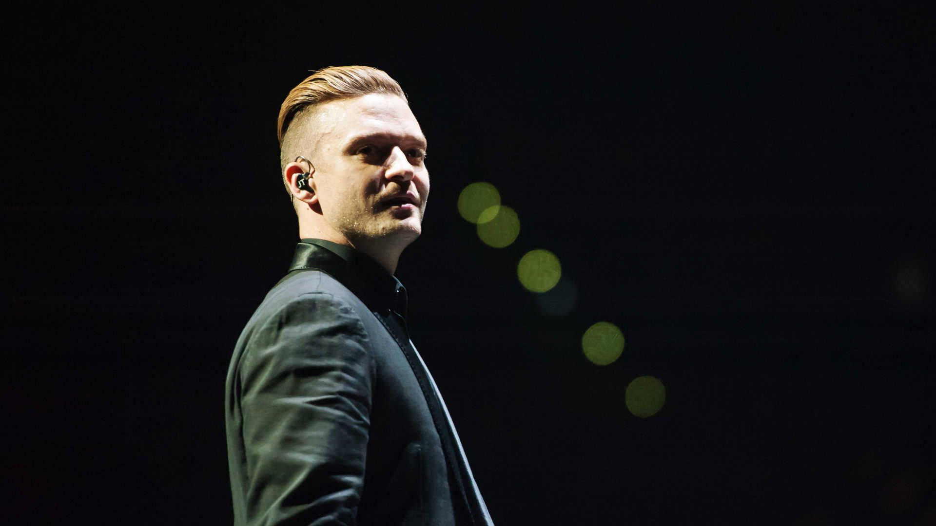 Justin Timberlake, dark suit, dimly lit stage, Full HD Desktop Wallpaper