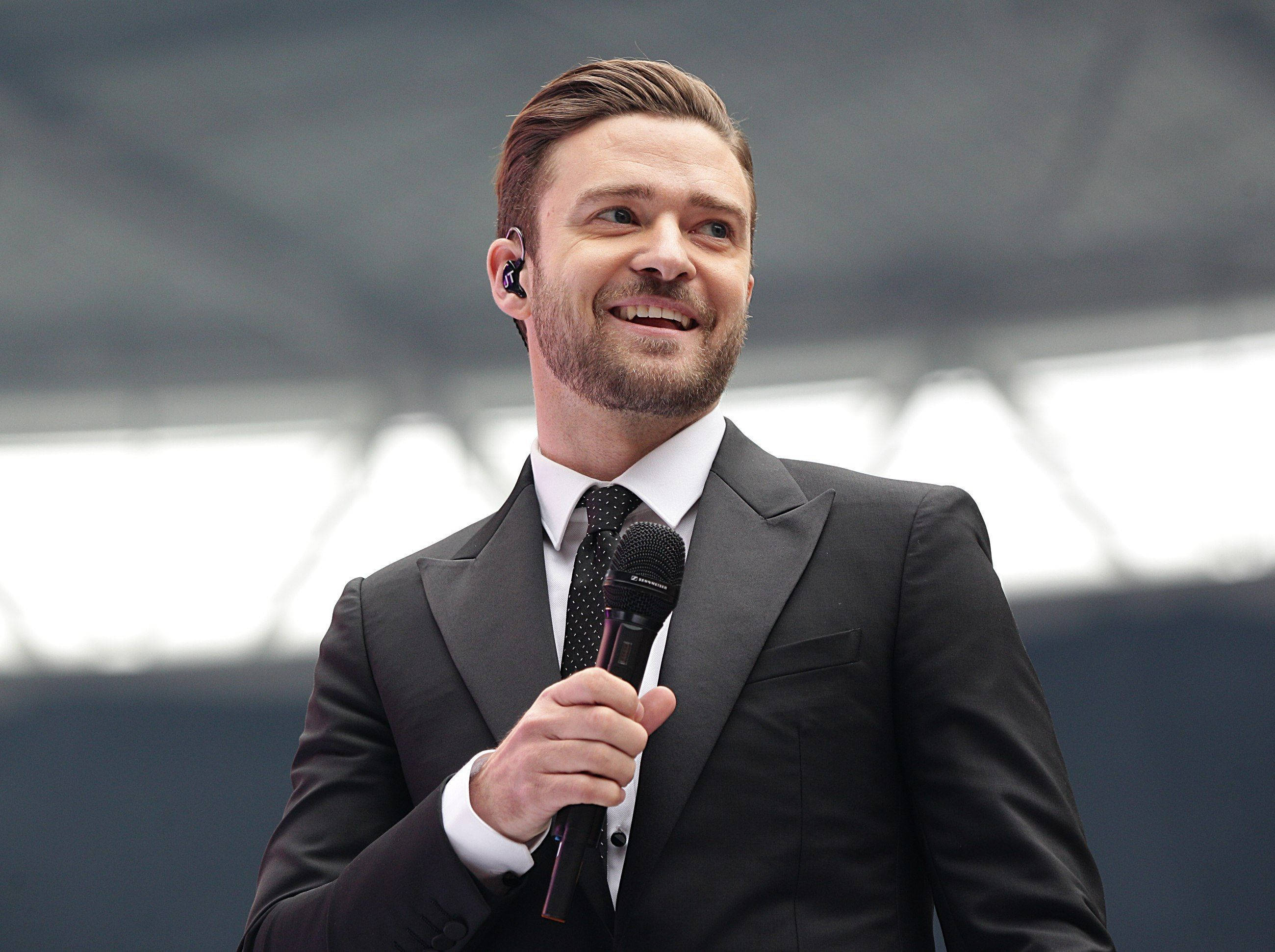 Justin Timberlake, black suit, microphone, 2K Desktop Wallpaper