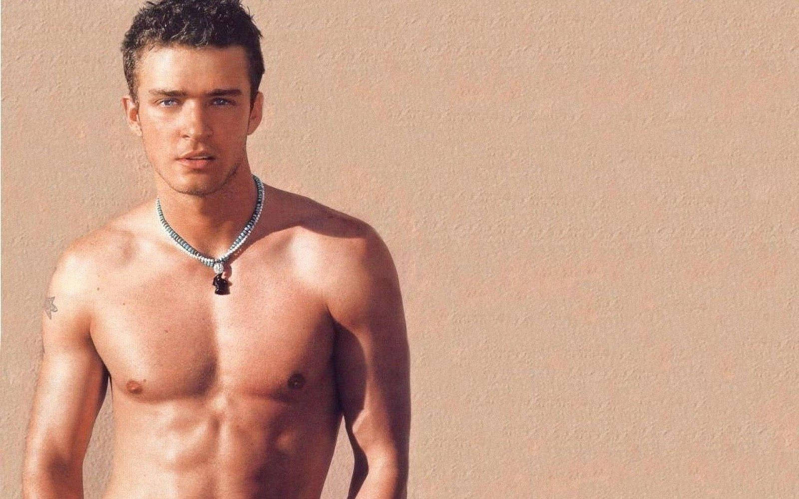 Justin Timberlake, silver beaded necklace, textured beige wall, HD Desktop Wallpaper