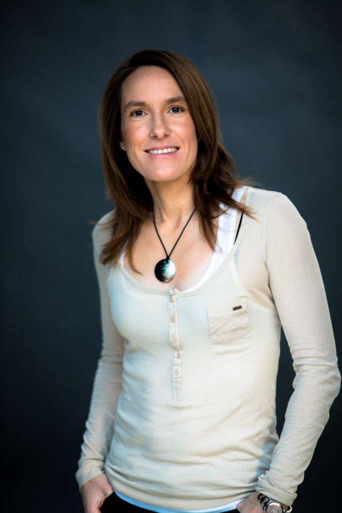 Justine Henin, cream henley shirt, round pendant necklace, SD Phone Wallpaper