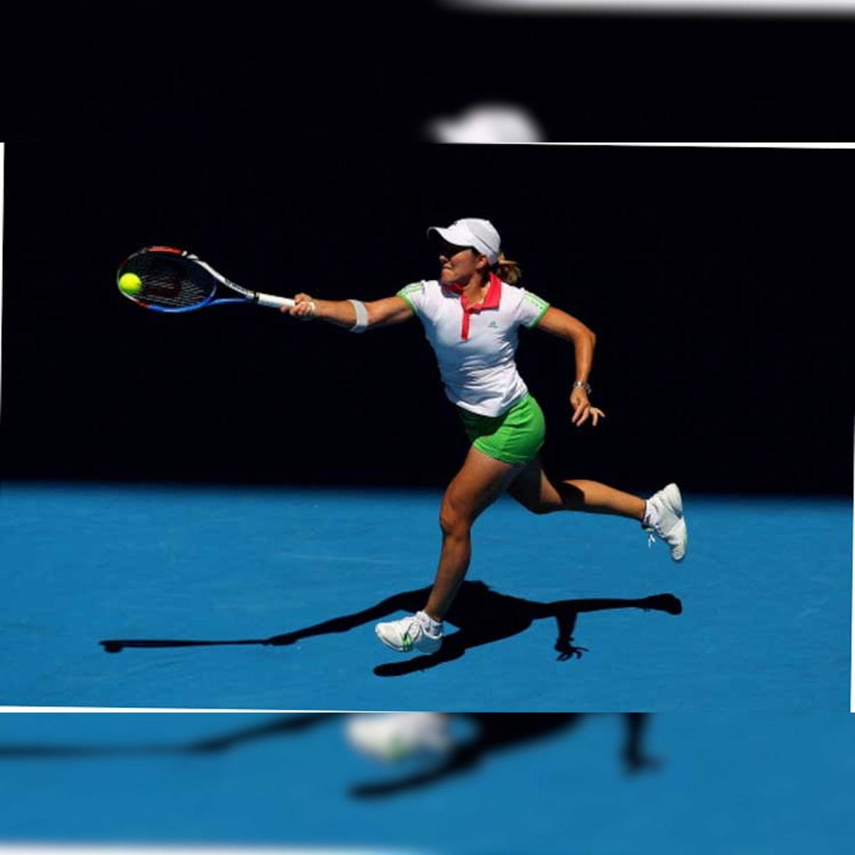 Justine Henin, white and green gear, blue court, SD Desktop Wallpaper