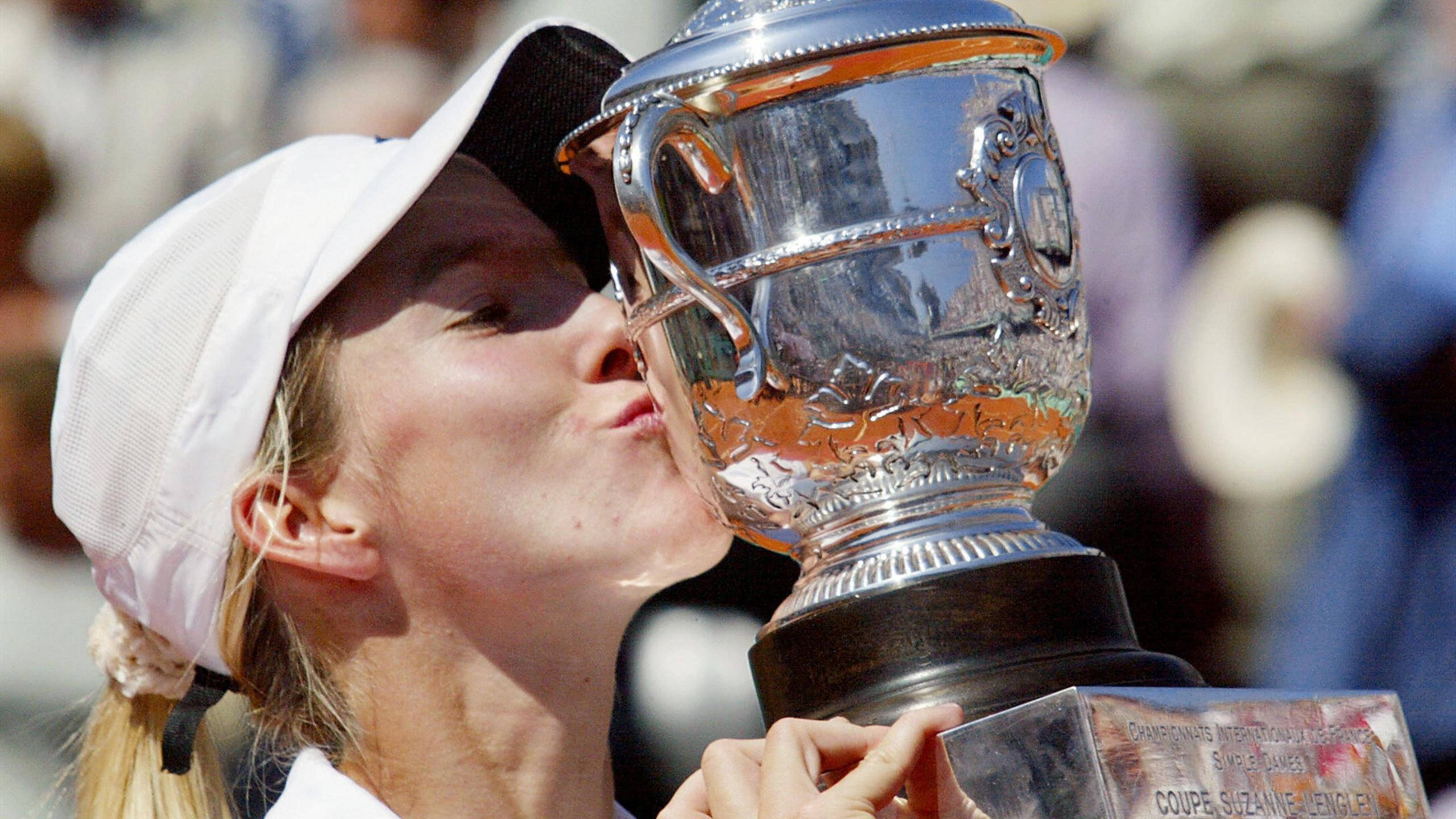 Justine Henin, silver trophy, bright sunlight, 2K Desktop Wallpaper