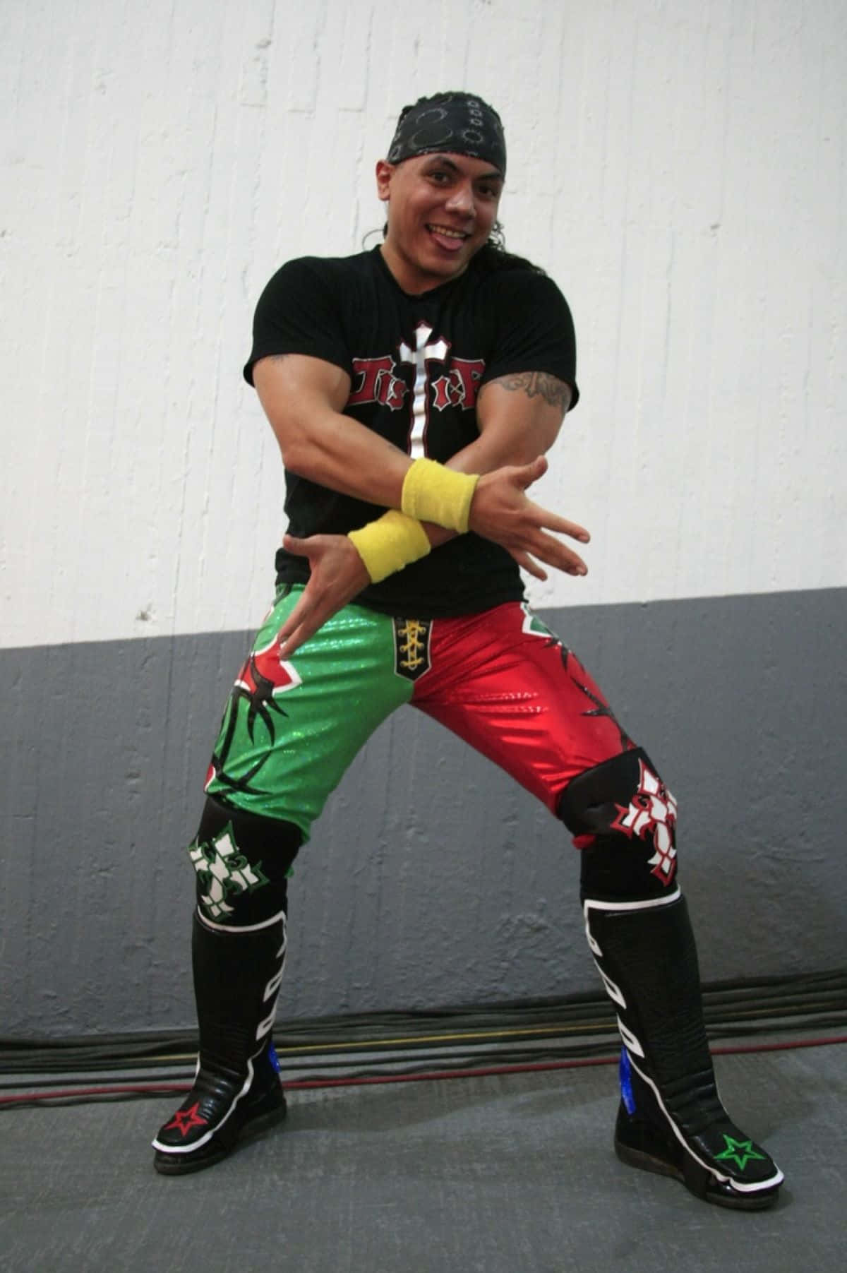 Juventud Guerrera, black shirt, green and red pants, HD Phone Wallpaper