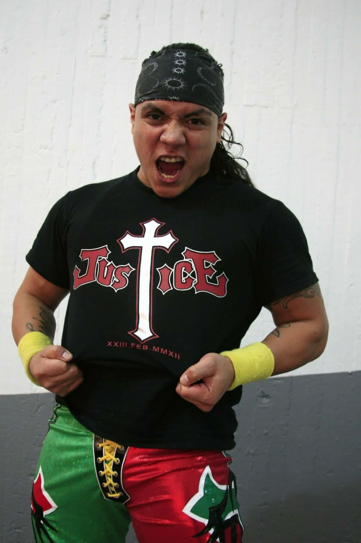 Juventud Guerrera, black 'Justice' t-shirt, colorful red green pants, HD Phone Wallpaper