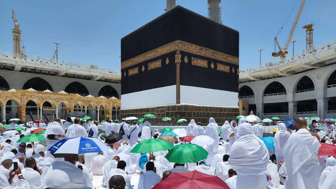 Kaaba, white ihram garments, bright blue sky, SD Desktop Wallpaper