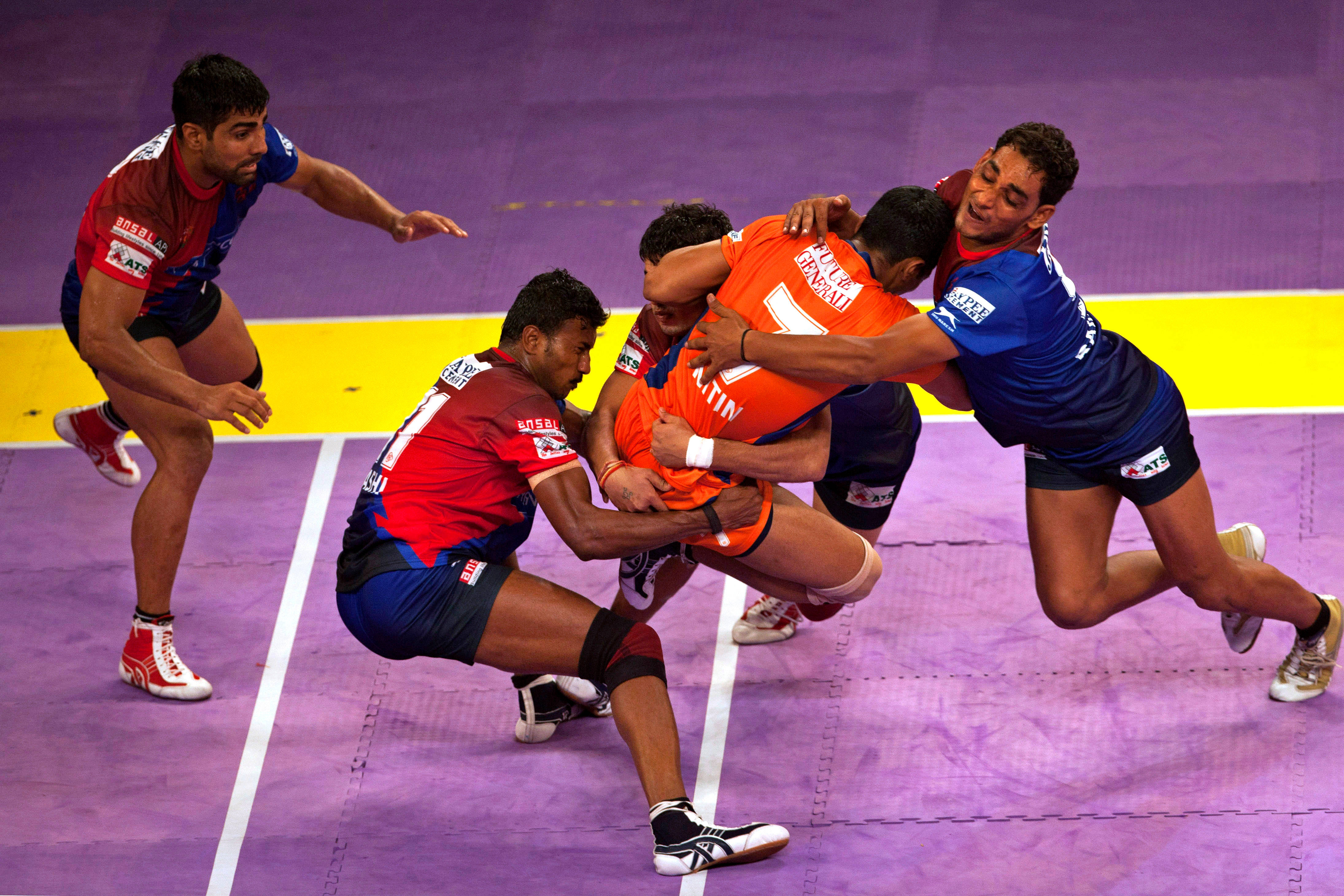 kabaddi, red and blue jerseys, purple wrestling mat, 4K Desktop Wallpaper