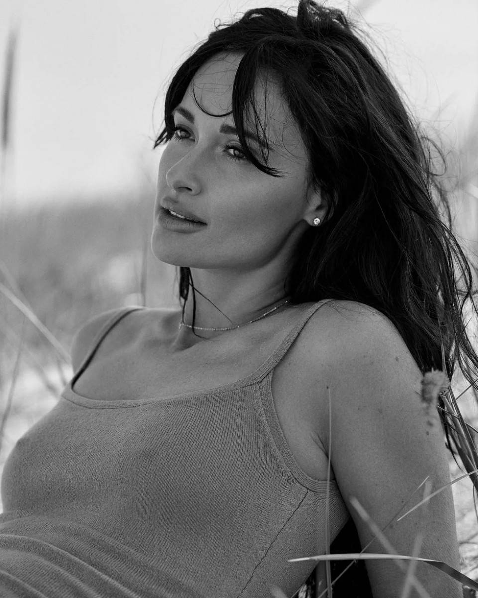 Kacey Musgraves, black and white portrait, tall grass, SD Phone Wallpaper