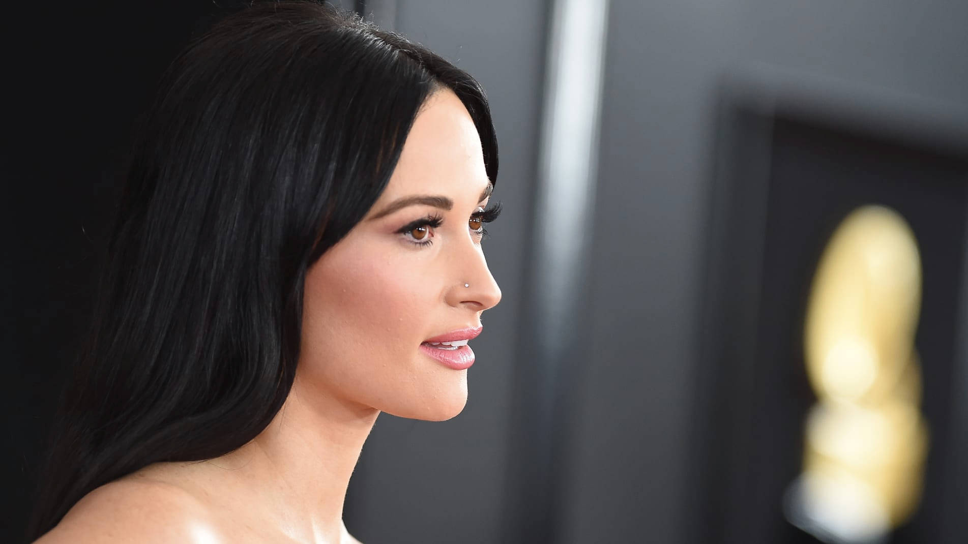 Kacey Musgraves, golden Grammy award statue, long black hair, HD Desktop Wallpaper