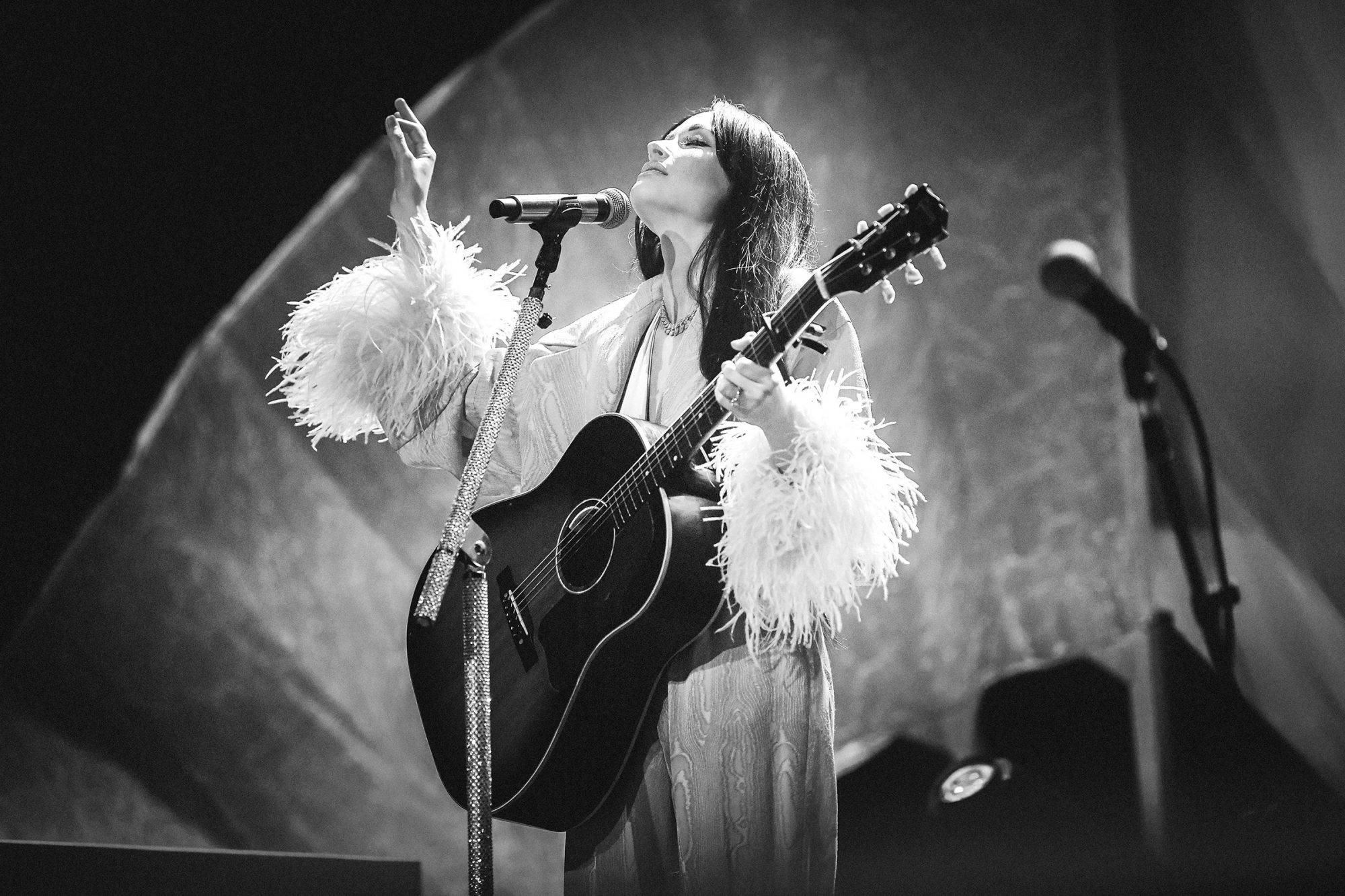 Kacey Musgraves, feathered sleeves, guitar, Full HD Desktop Wallpaper