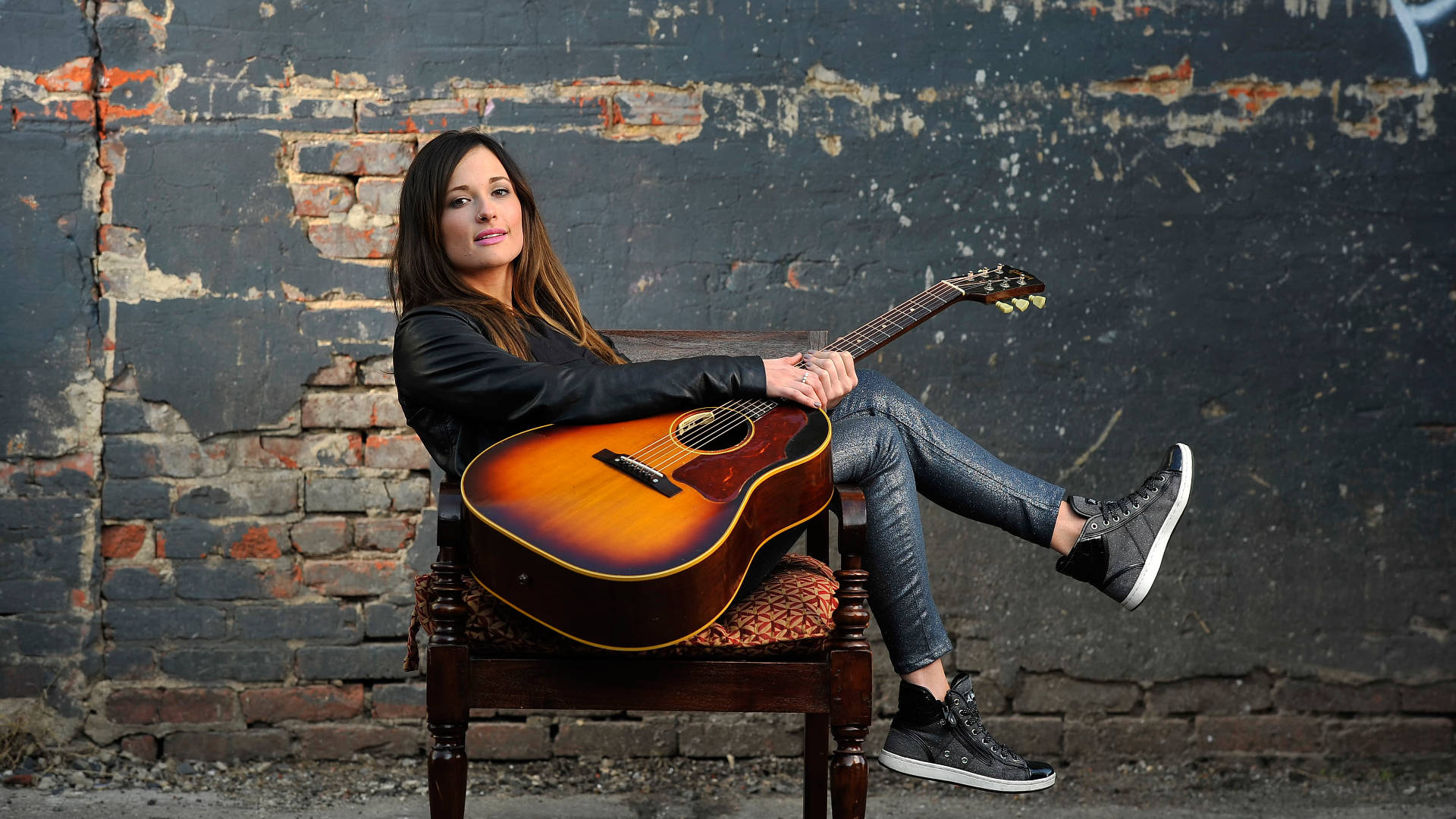 Kacey Musgraves, acoustic guitar, wooden chair, Full HD Desktop Wallpaper