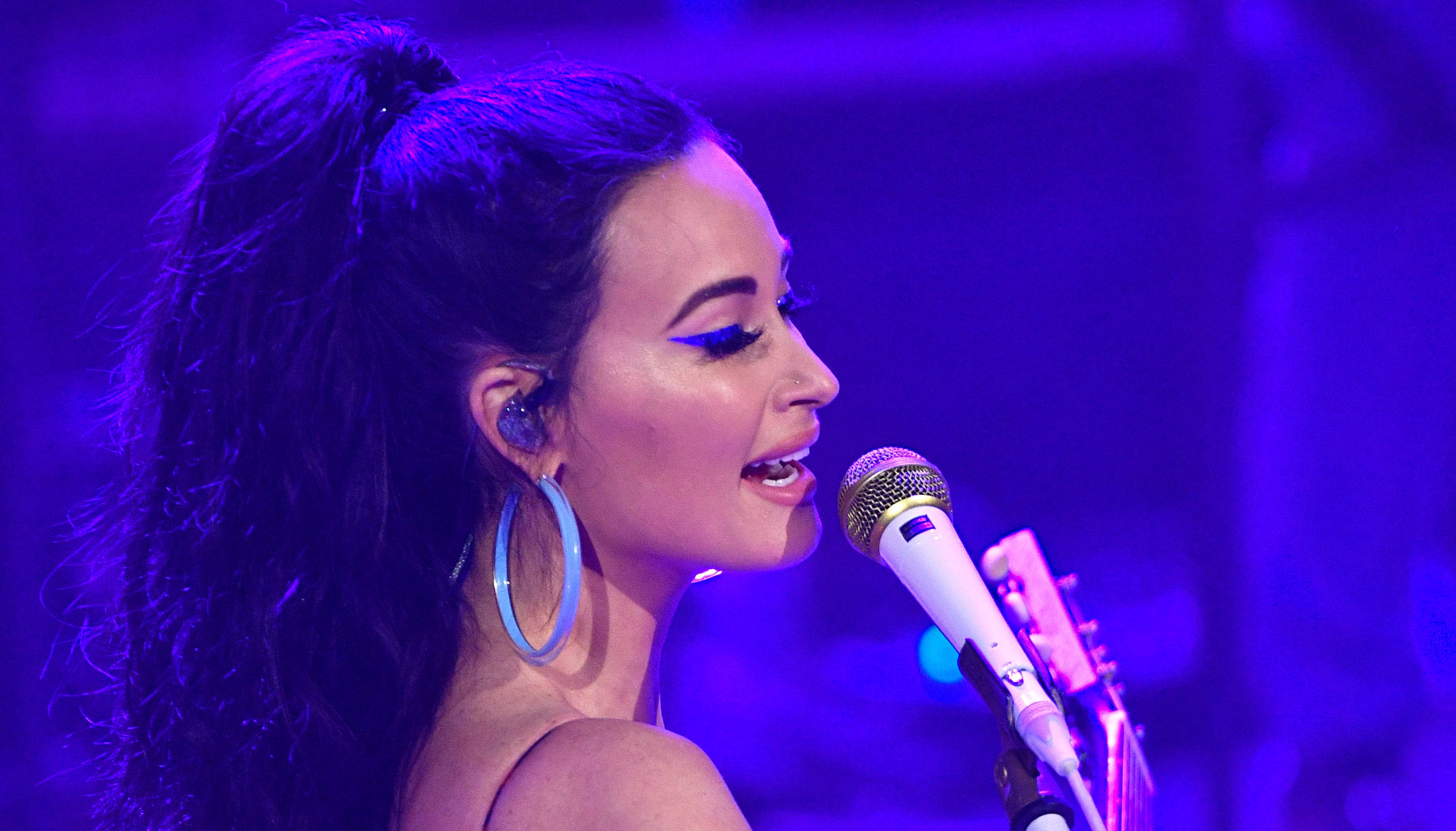 Kacey Musgraves, live concert, vibrant purple stage lighting, 2K Desktop Wallpaper