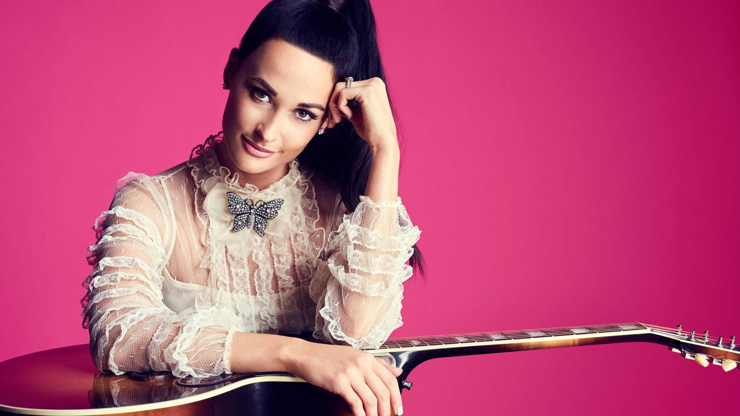 Kacey Musgraves, lace blouse, butterfly brooch, 2K Desktop Wallpaper