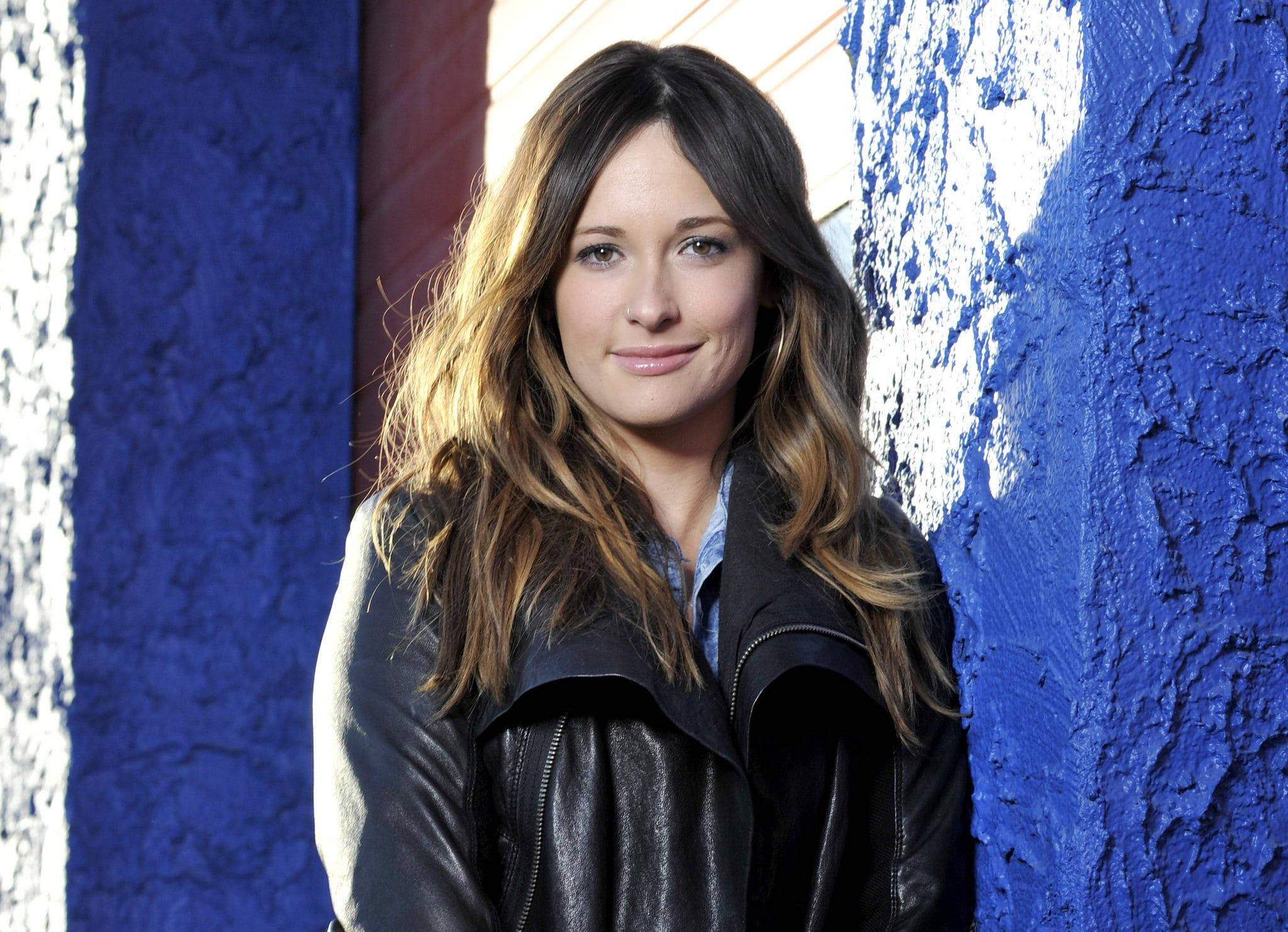 Kacey Musgraves, black leather jacket, textured blue wall, Full HD Desktop Wallpaper