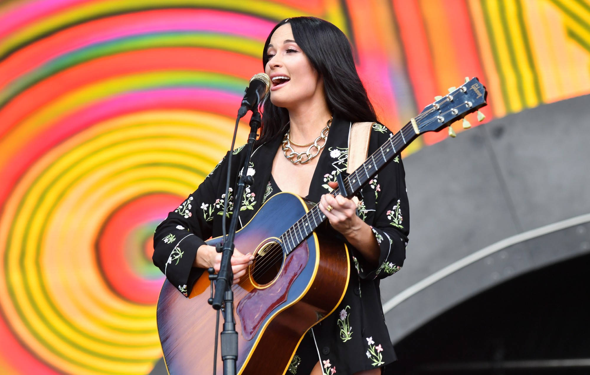 Kacey Musgraves, acoustic guitar, microphone, Full HD Desktop Wallpaper