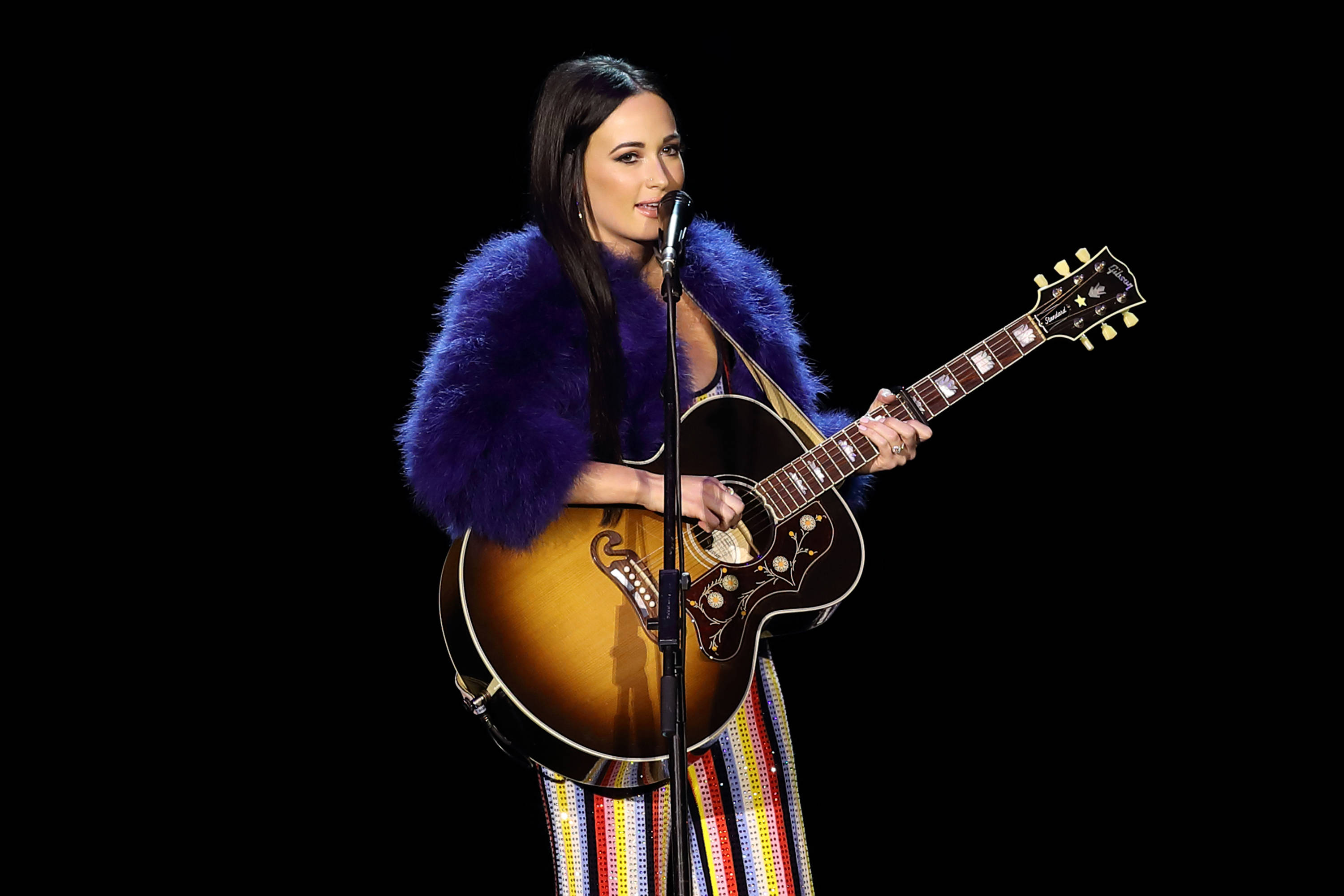 Kacey Musgraves, vibrant purple fur stole, colorful striped pants, 2K Desktop Wallpaper