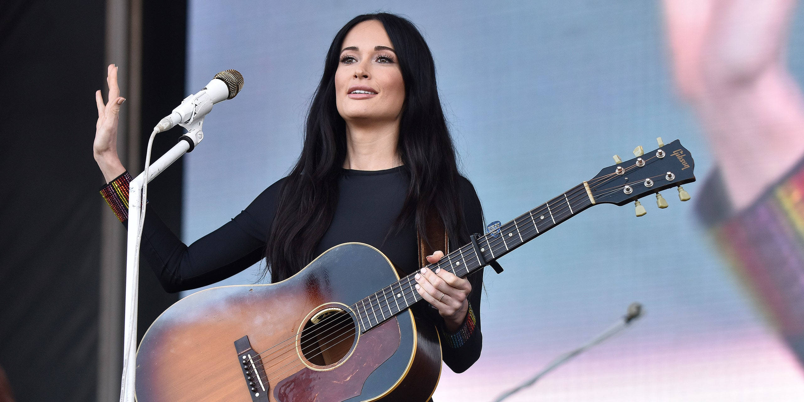 Kacey Musgraves, acoustic guitar, microphone stand, 2K Desktop Wallpaper