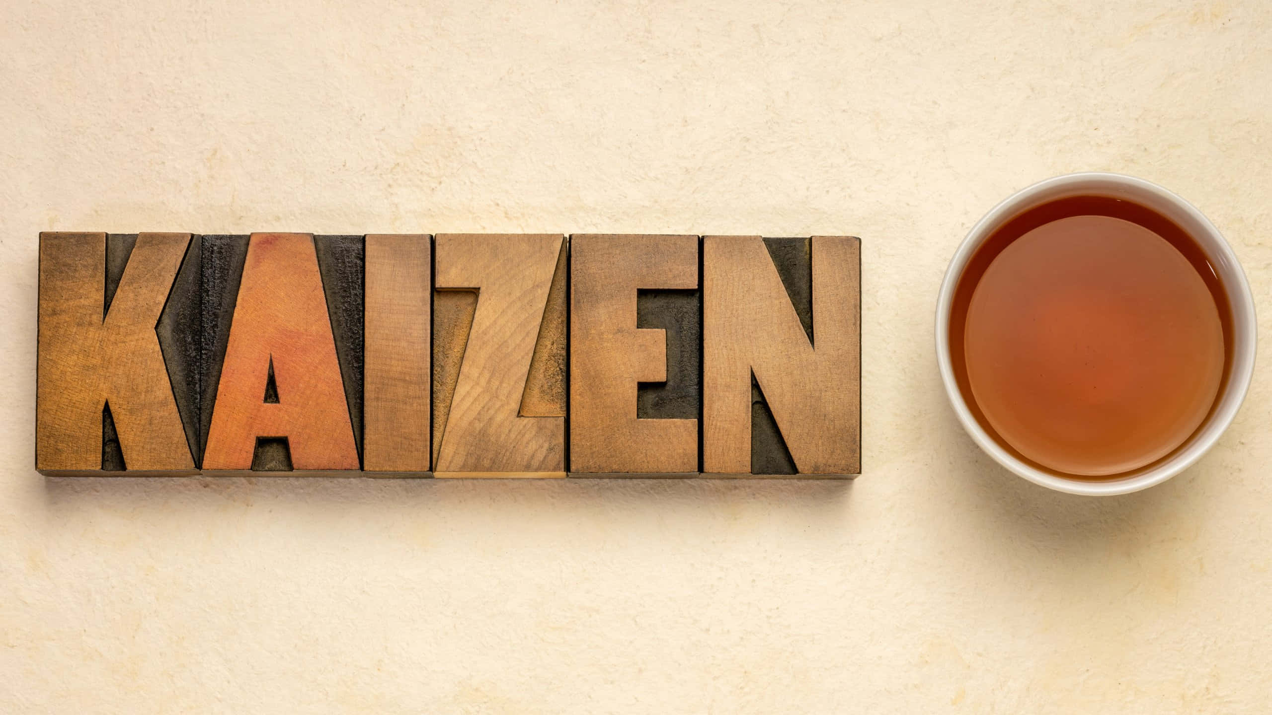 kaizen, wooden letterpress blocks, amber tea, 2K Desktop Wallpaper