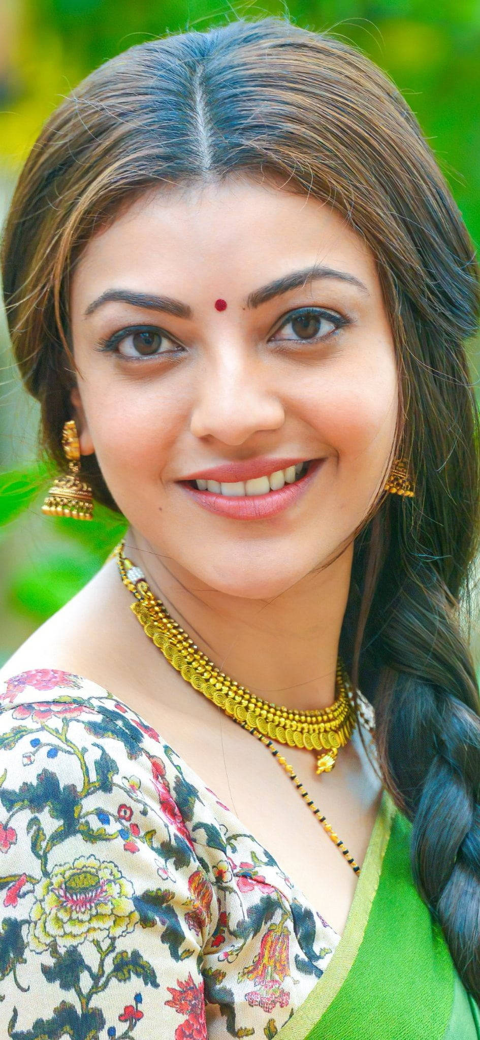 Kajal Agarwal, gold accessories, red bindi, Full HD Phone Wallpaper