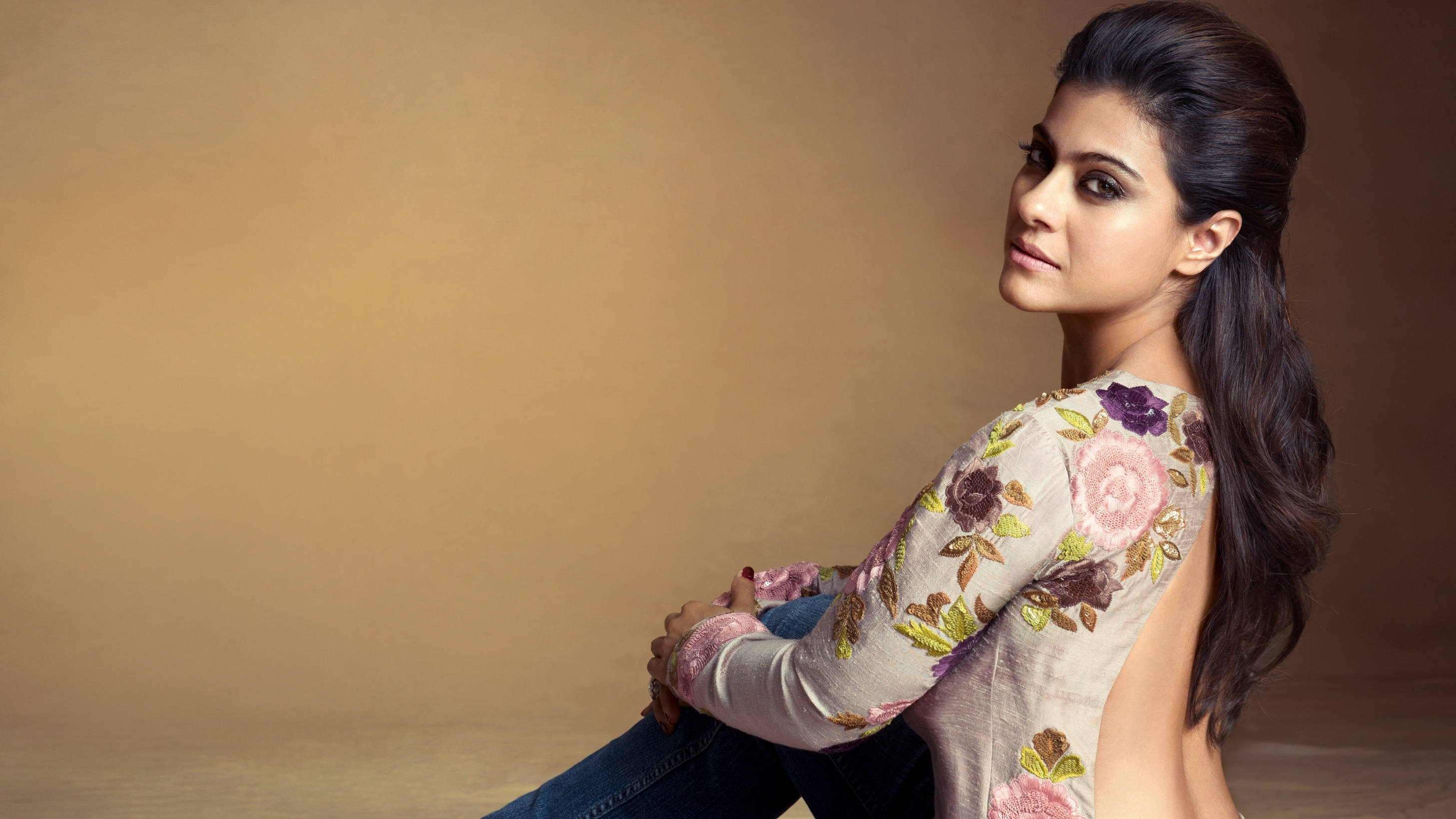 Kajol, floral embroidered top, dark hair, 2K Desktop Wallpaper
