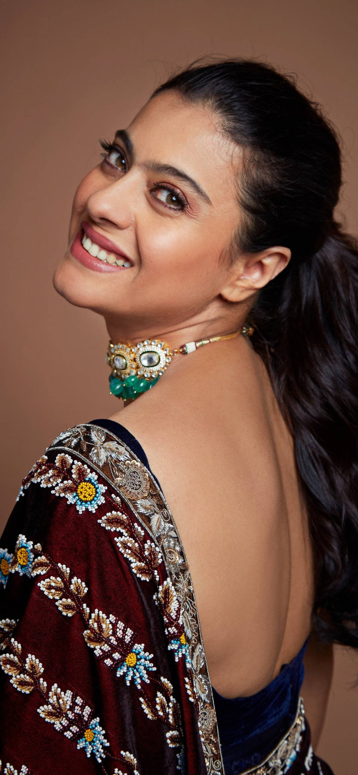 Kajol, maroon sari, richly embroidered, 2K Phone Wallpaper