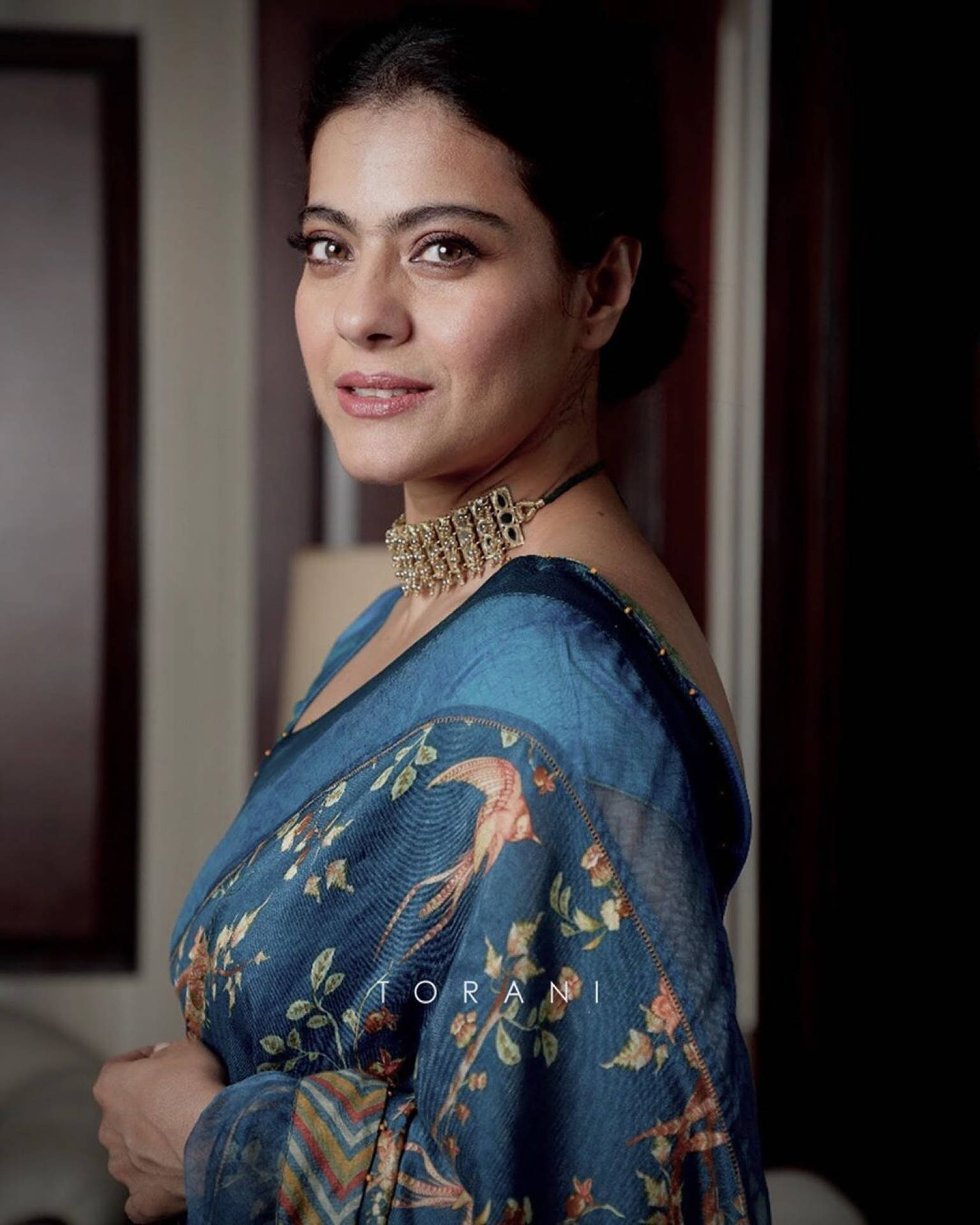 Kajol, blue floral sari, gold jewelry, Full HD Phone Wallpaper