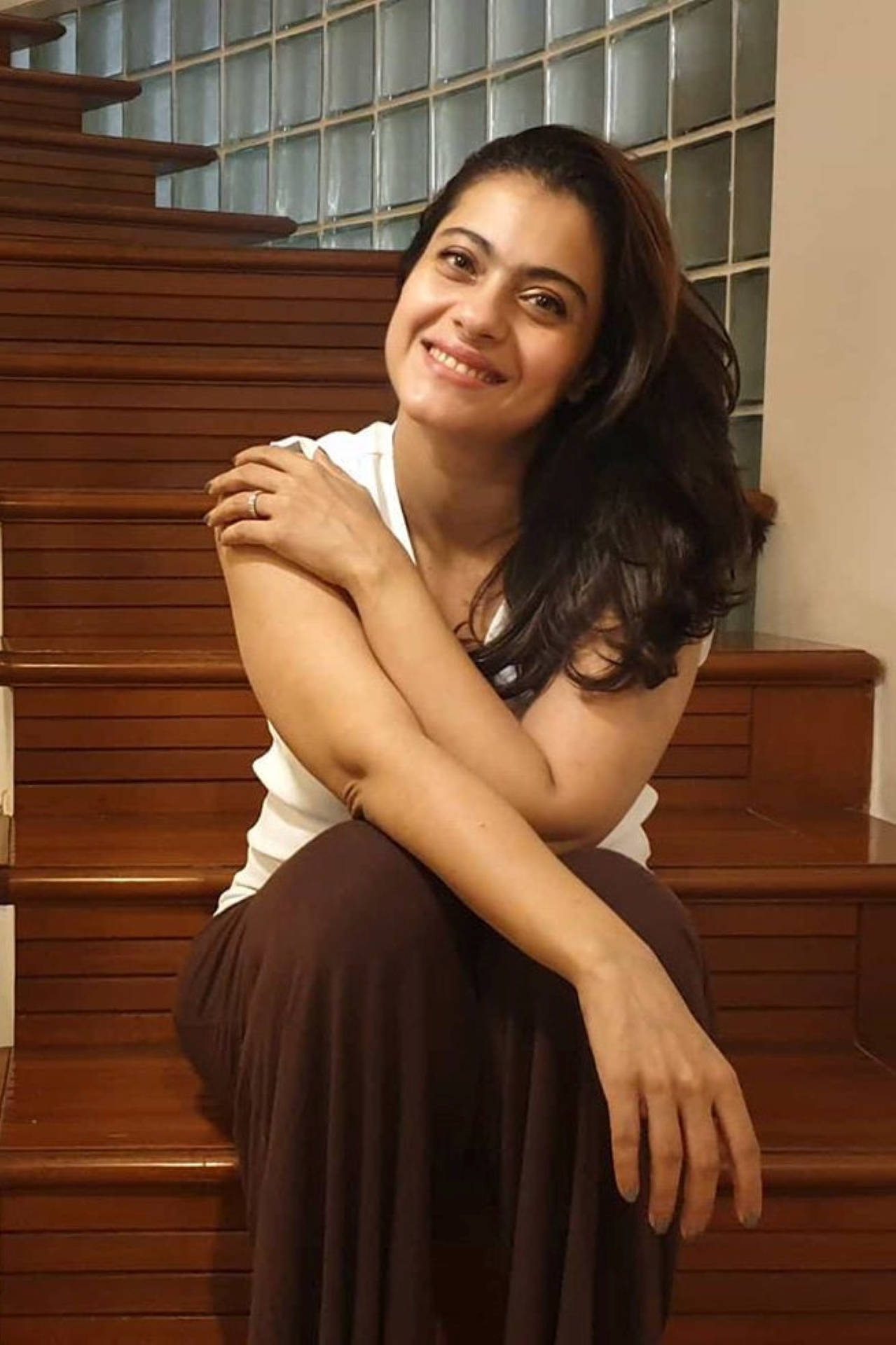 Kajol, dark hair, wooden stairs, Full HD Phone Wallpaper