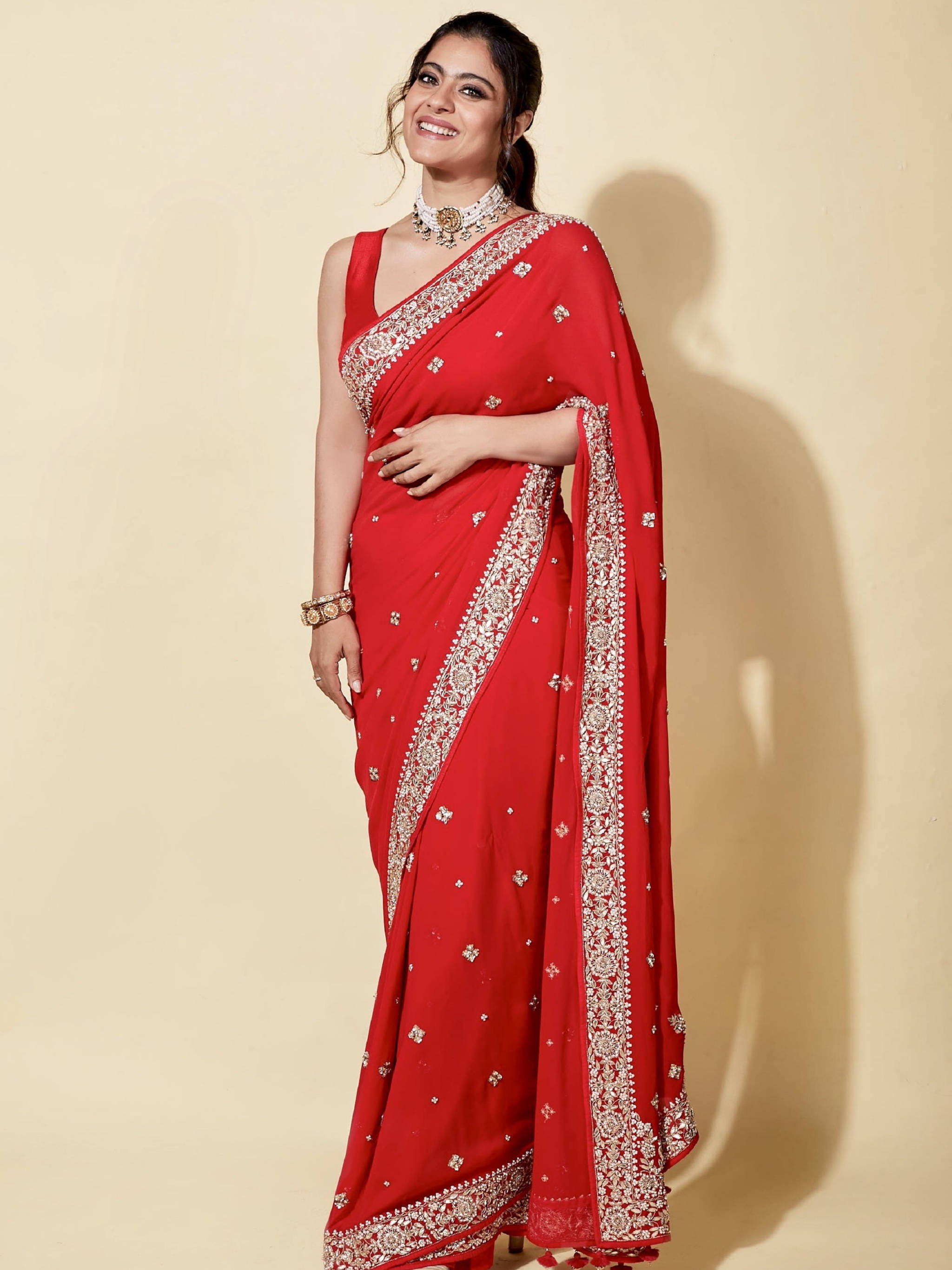 Kajol, red saree, silver embroidery, 2K Phone Wallpaper