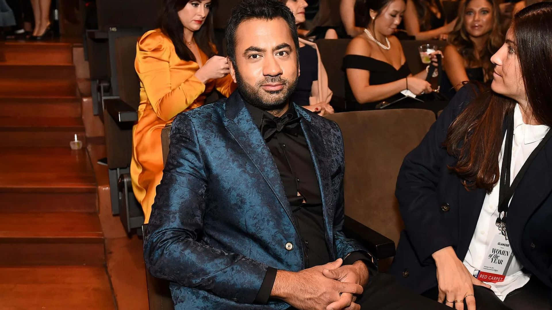 Kal Penn, textured blue suit, auditorium, Full HD Desktop Wallpaper