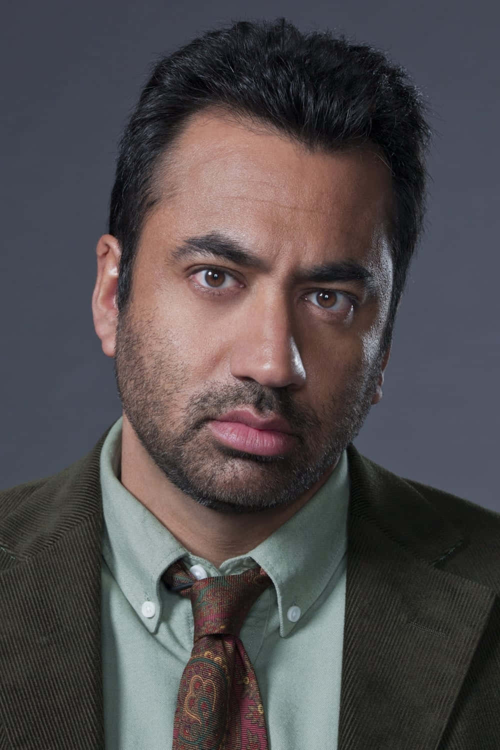 Kal Penn, brown suit, patterned tie, HD Phone Wallpaper