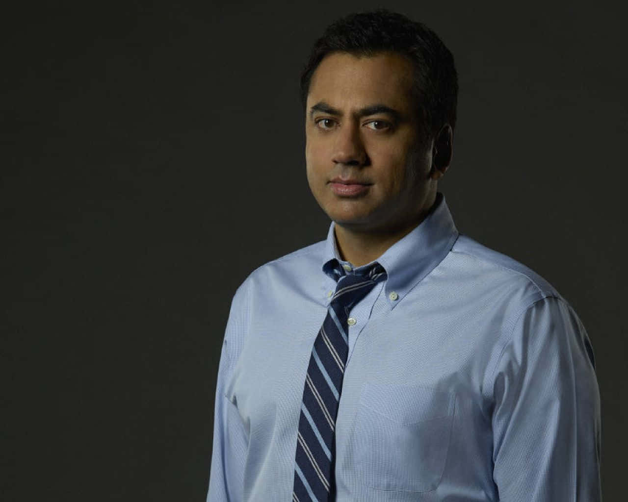 Kal Penn, light blue shirt, striped tie, HD Desktop Wallpaper