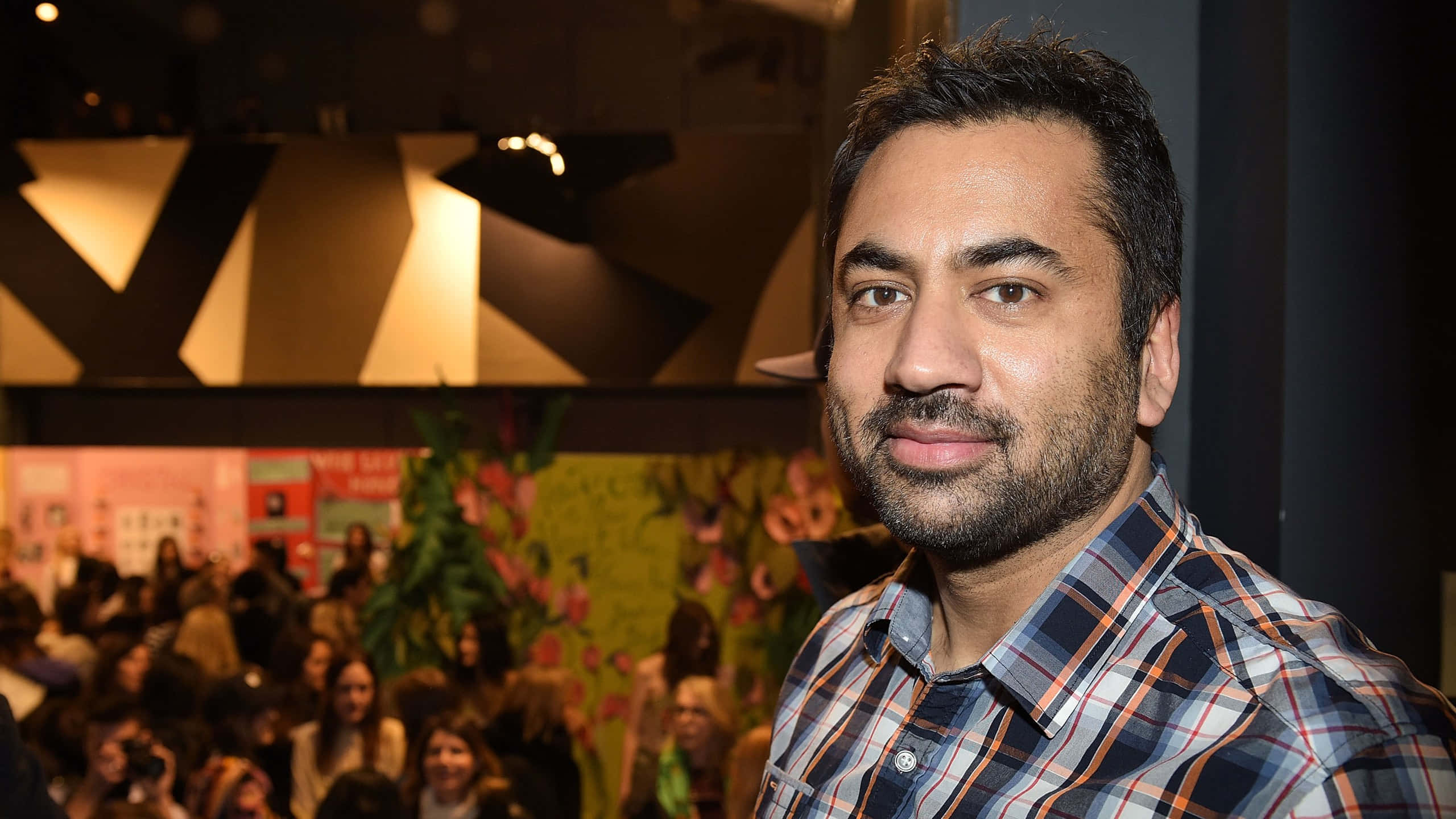 Kal Penn, plaid shirt, beard, 2K Desktop Wallpaper