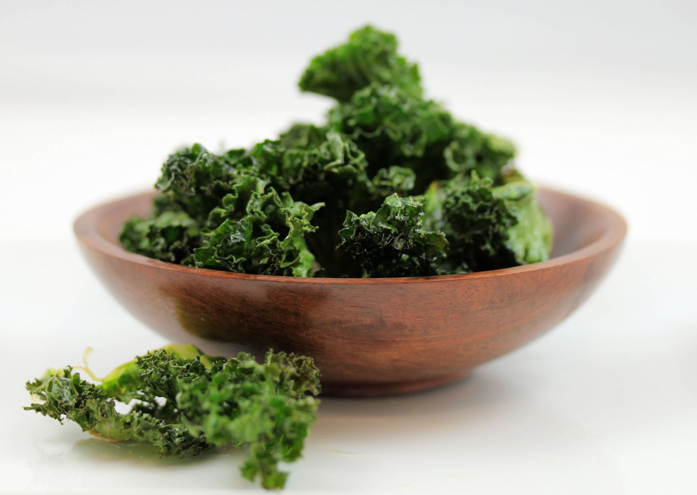 fresh green kale, kale chips, warm wooden bowl, Full HD Desktop Wallpaper