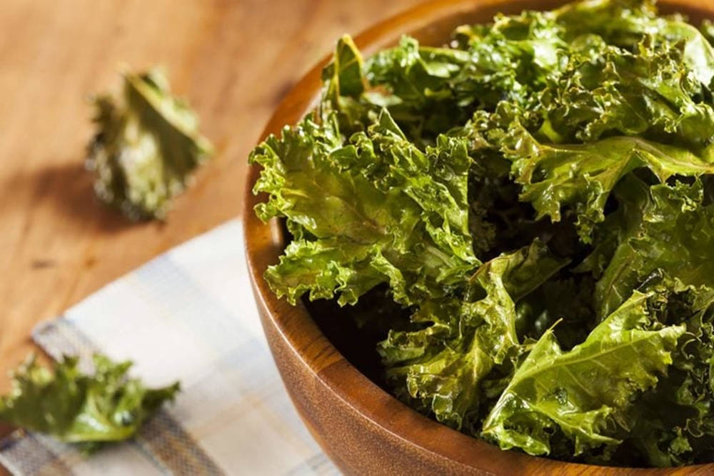 dry kale leaves, wooden bowl, checkered cloth, SD Desktop Wallpaper