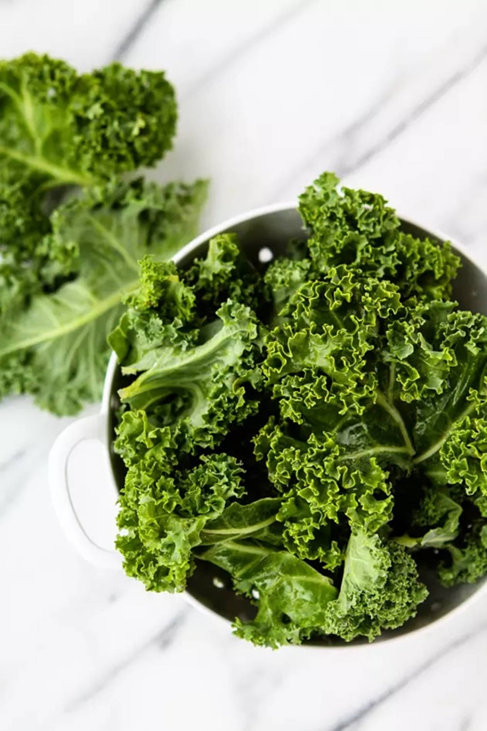 raw green kale, curly kale, white colander, HD Phone Wallpaper