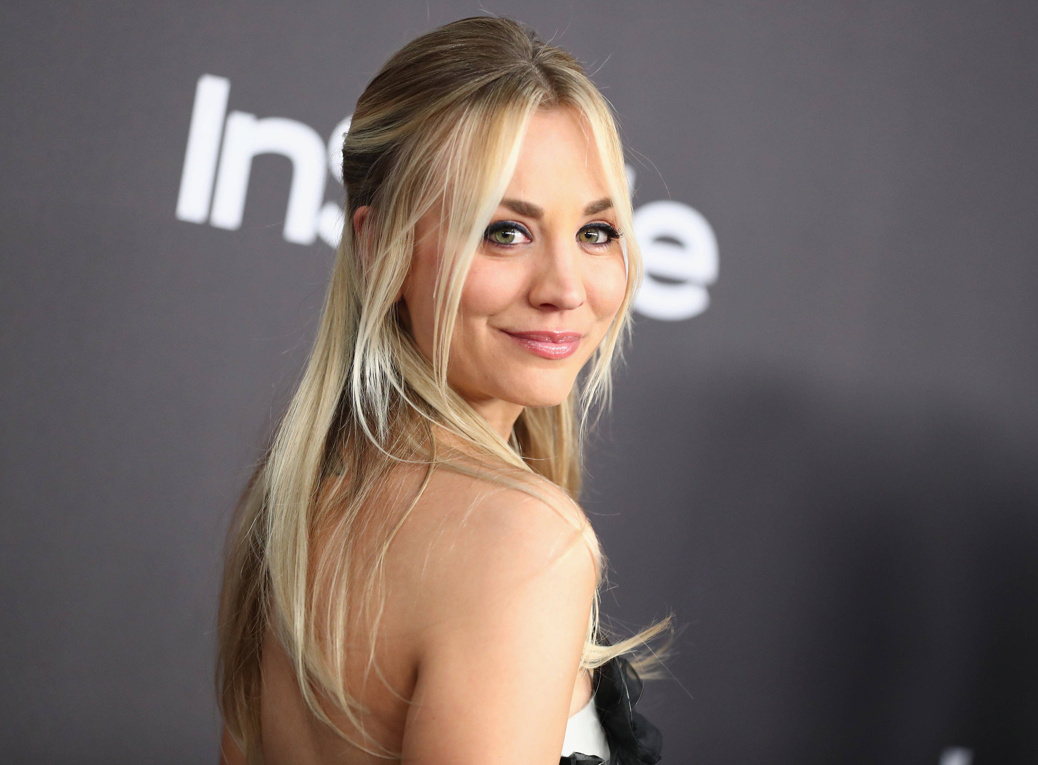 Kaley Cuoco, blonde, warm smile, 2K Desktop Wallpaper