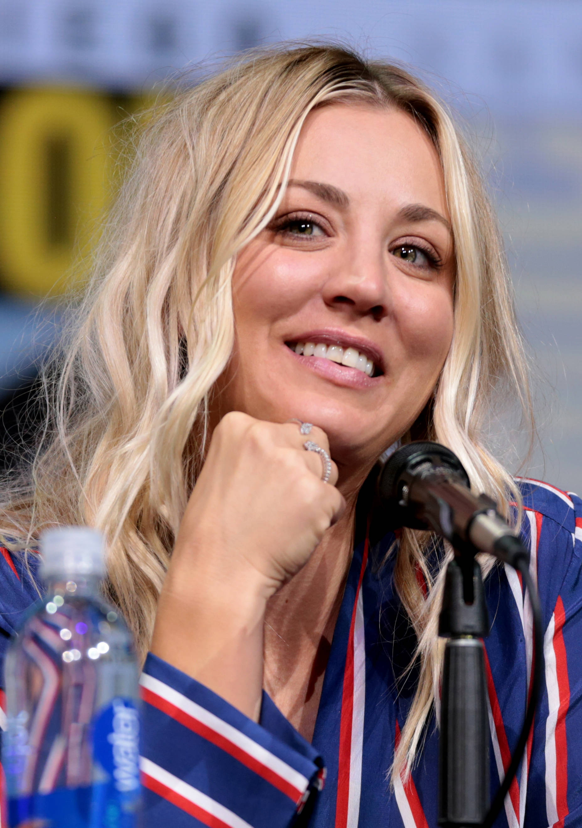 Kaley Cuoco, blonde woman, wavy hair, 2K Phone Wallpaper