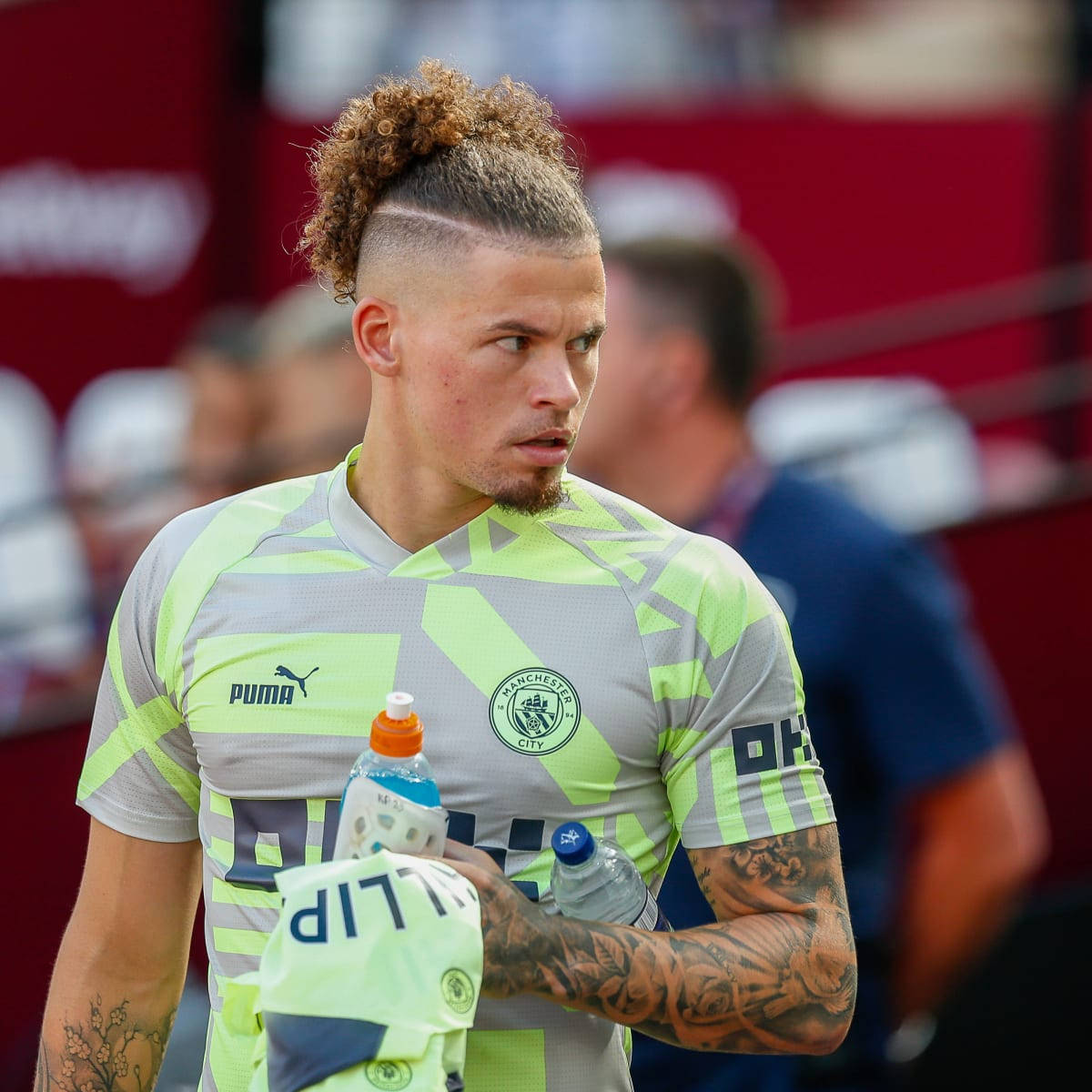 Kalvin Phillips, green gray shirt, stadium sideline, SD Desktop Wallpaper